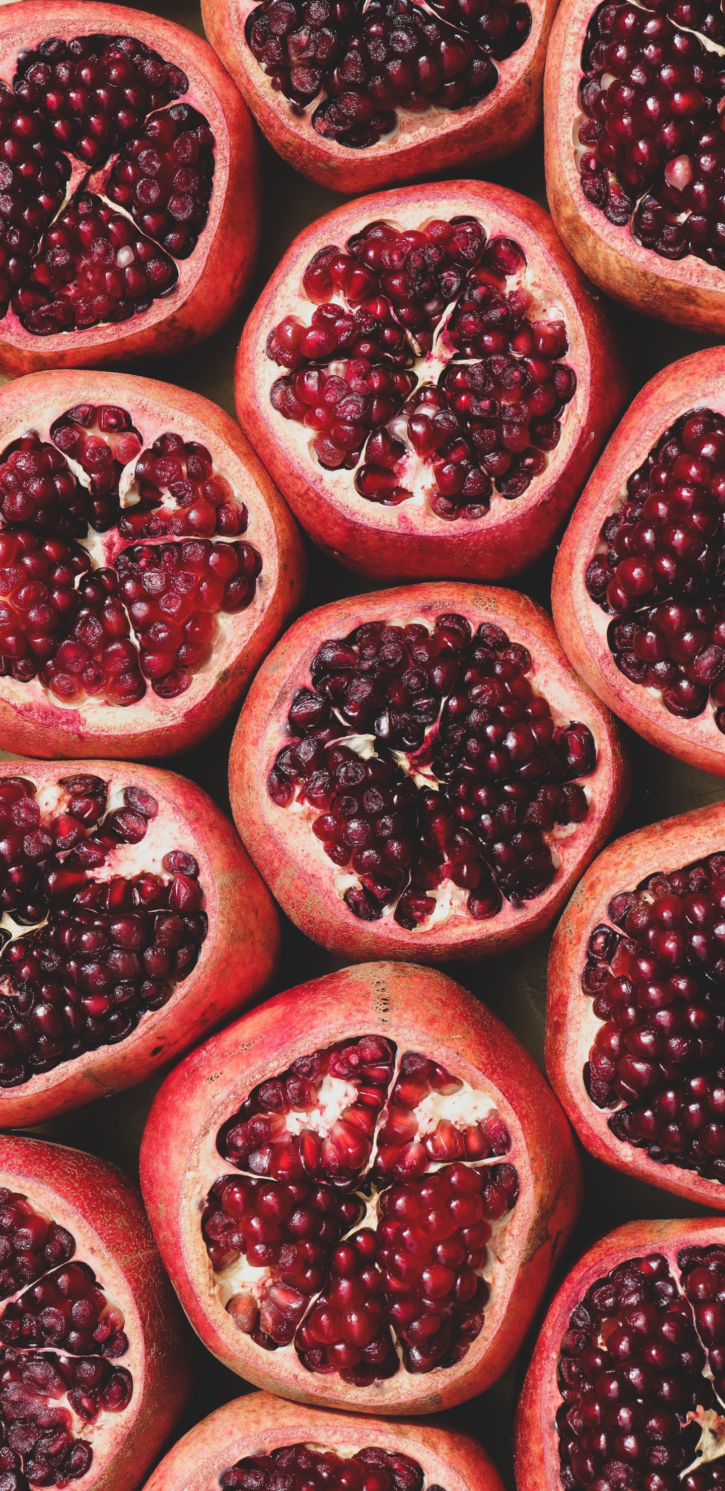 Fruta Roja en Plato de Cerámica Blanca. Wallpaper in 1440x2960 Resolution