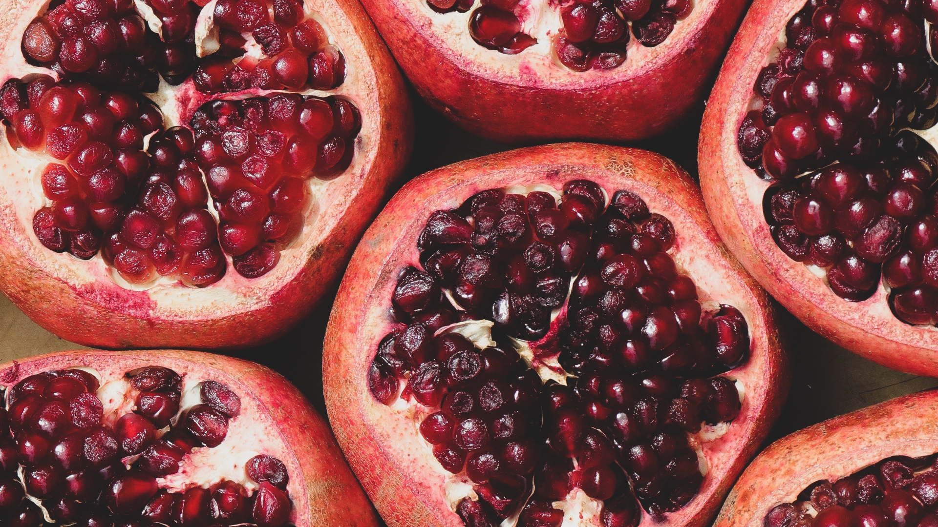 Fruits Rouges Sur Plaque en Céramique Blanche. Wallpaper in 1920x1080 Resolution