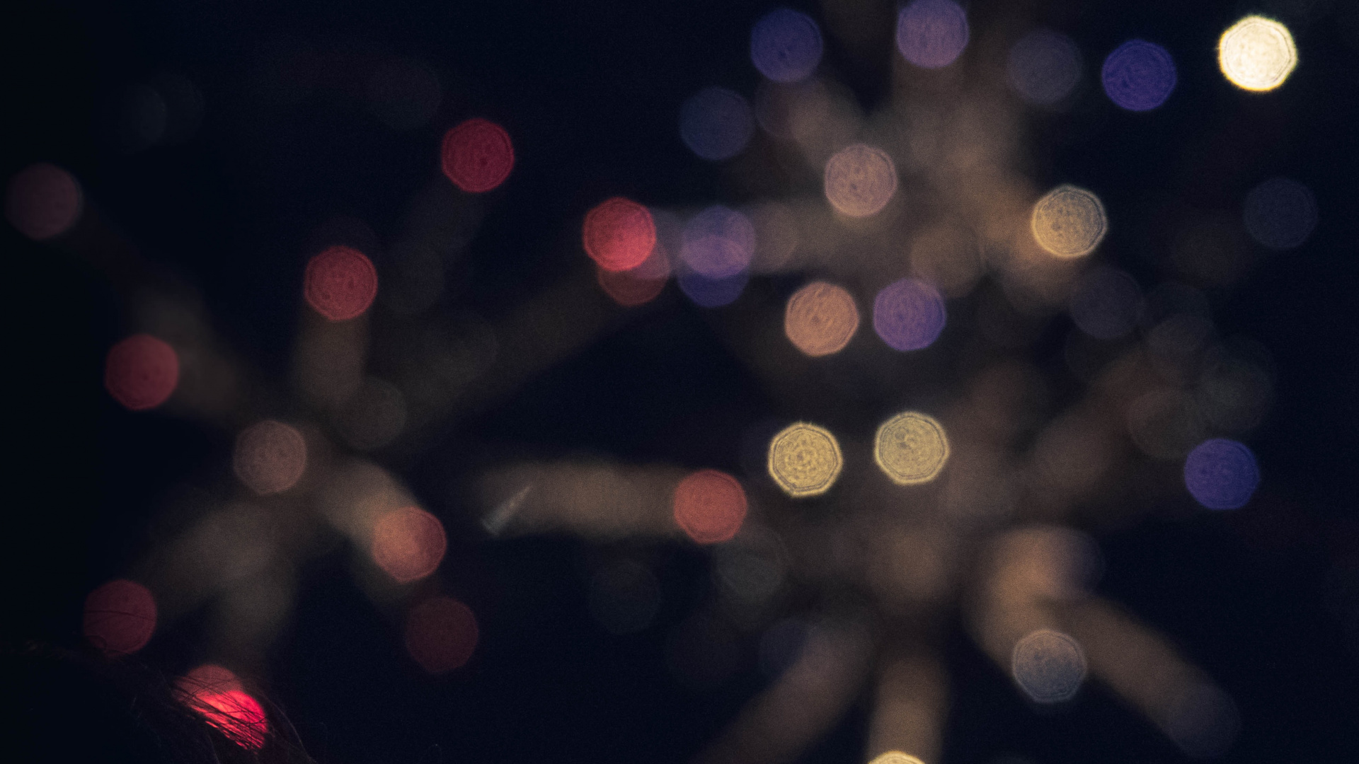 Frau Mit Roten Haaren Vor Weißen Lichtern. Wallpaper in 1920x1080 Resolution