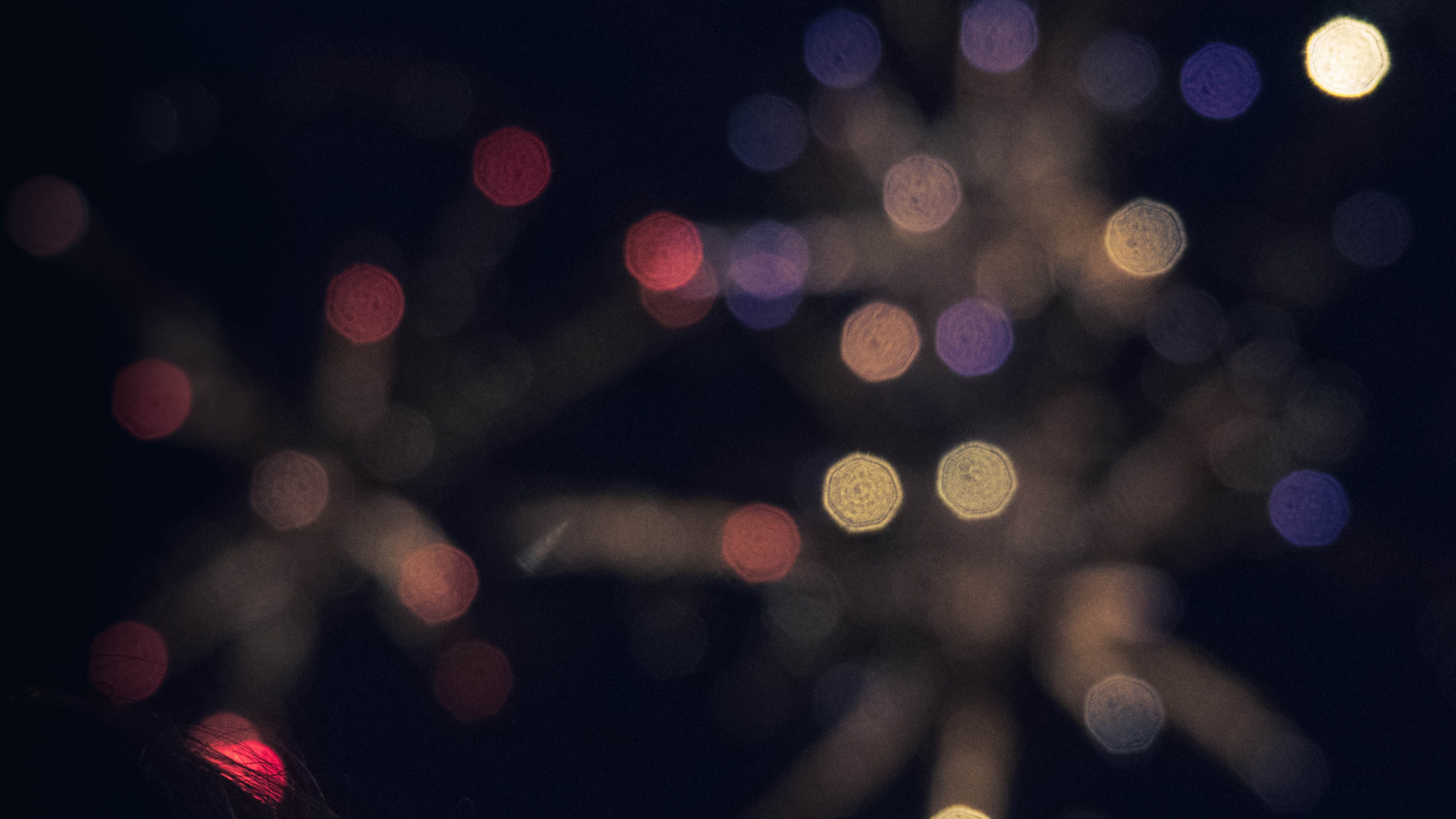 Woman With Red Hair in Front of White Lights. Wallpaper in 2560x1440 Resolution