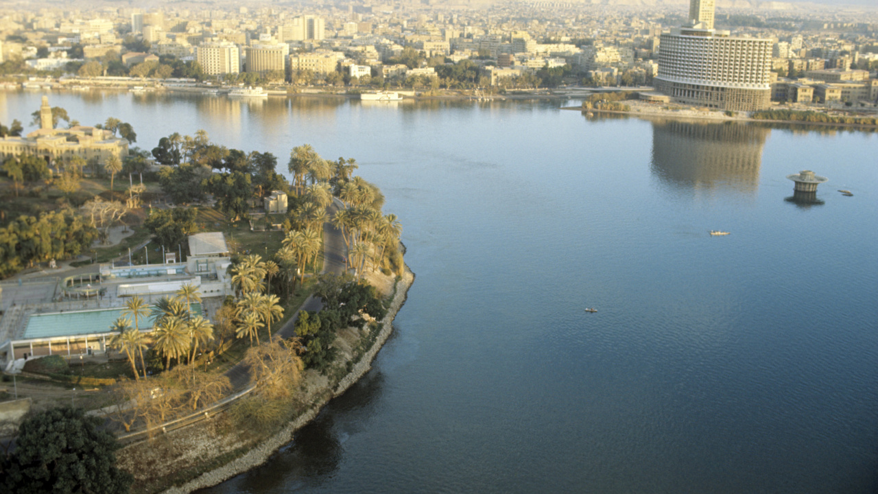 Vue Aérienne Des Bâtiments de la Ville et de la Rivière Pendant la Journée. Wallpaper in 1280x720 Resolution
