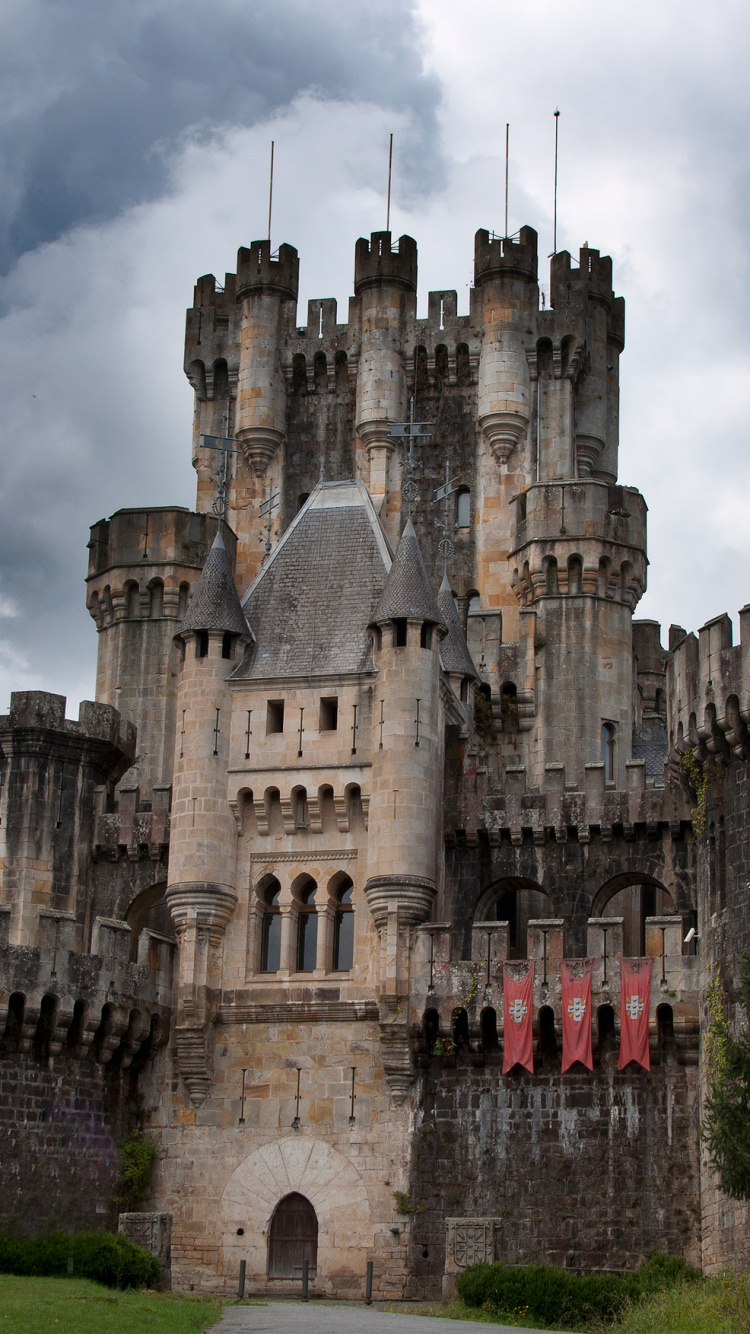 Castillo de Hormigón Gris Bajo el Cielo Nublado Durante el Día. Wallpaper in 750x1334 Resolution