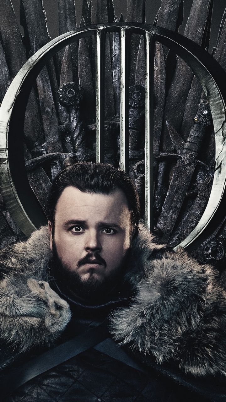 Femme en Manteau de Fourrure Noir et Marron Debout à Côté D'une Clôture en Métal Noir. Wallpaper in 720x1280 Resolution