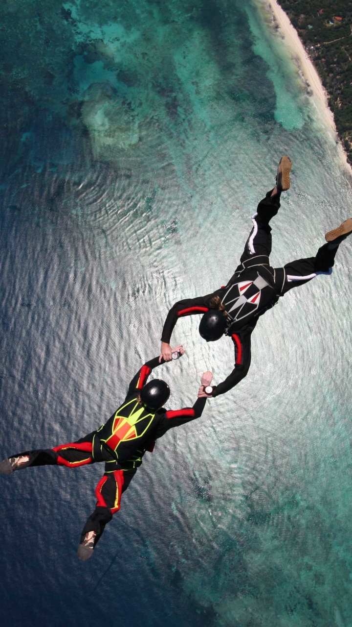 Hombre en Pantalón Negro y Camisa Negra en el Cuerpo de Agua Durante el Día. Wallpaper in 720x1280 Resolution