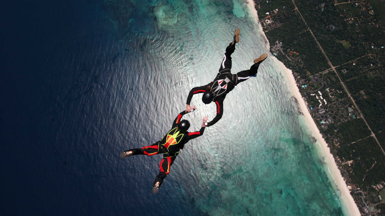 Homme en Short Noir et Chemise Noire Sur le Plan D'eau Pendant la Journée. Wallpaper in 1280x720 Resolution