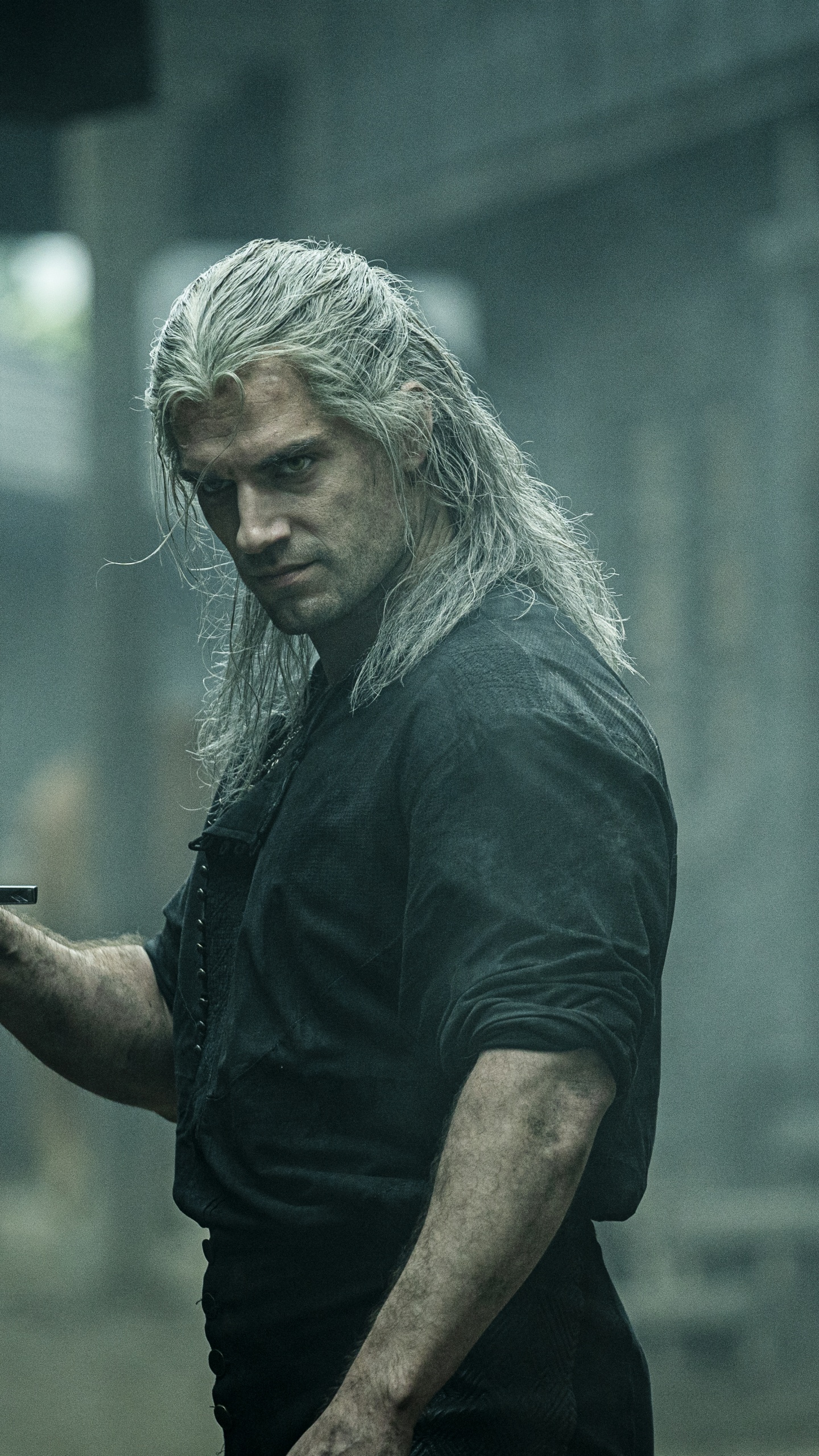 Man in Black Crew Neck T-shirt Holding Smartphone. Wallpaper in 1440x2560 Resolution