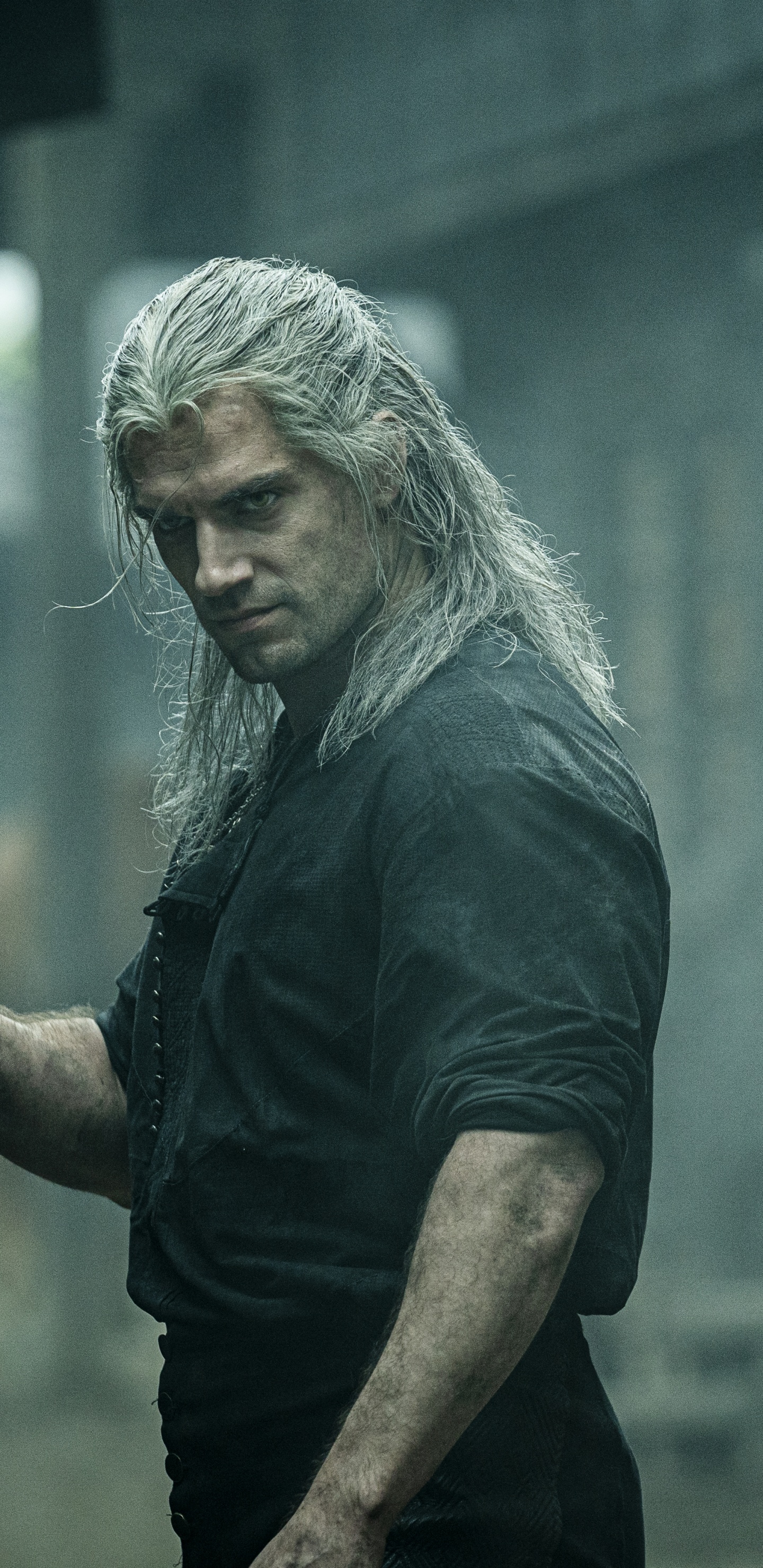 Mann im Schwarzen T-Shirt Mit Rundhalsausschnitt, Der Smartphone Hält. Wallpaper in 1440x2960 Resolution