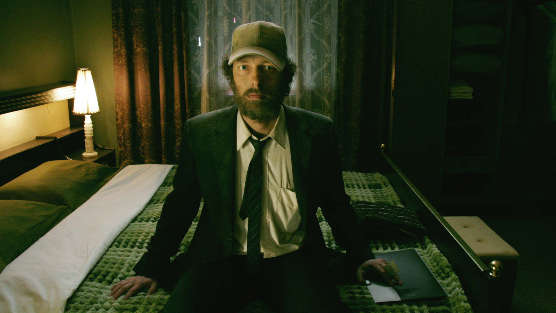 Homme en Costume Noir Assis Sur le Lit. Wallpaper in 1920x1080 Resolution