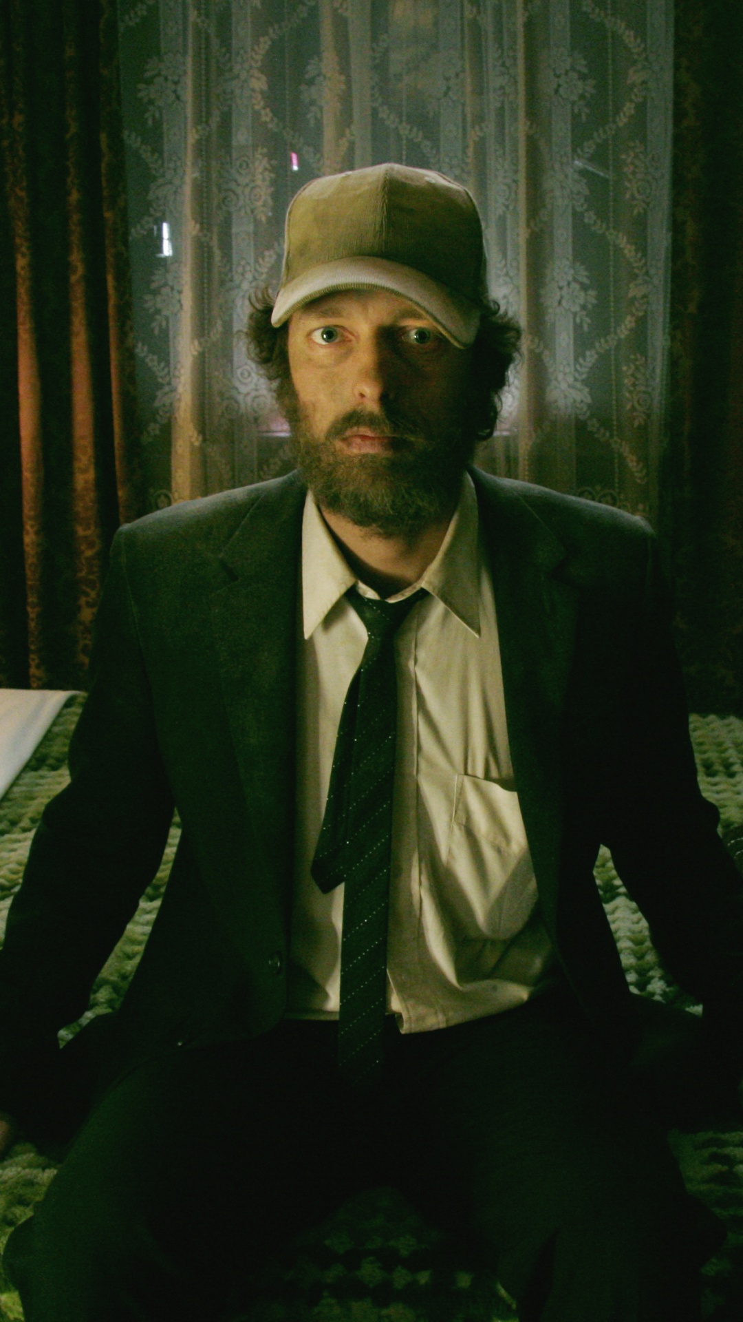 绿色的, 脸上的毛发, 房间, 胡子, 坐 壁纸 1080x1920 允许