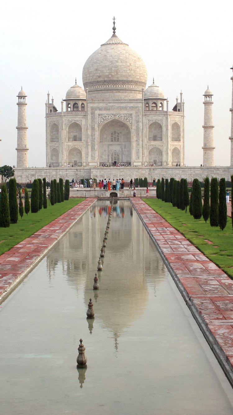 La Gente Caminando en el Parque Cerca Del Edificio de Hormigón Blanco Durante el Día. Wallpaper in 750x1334 Resolution
