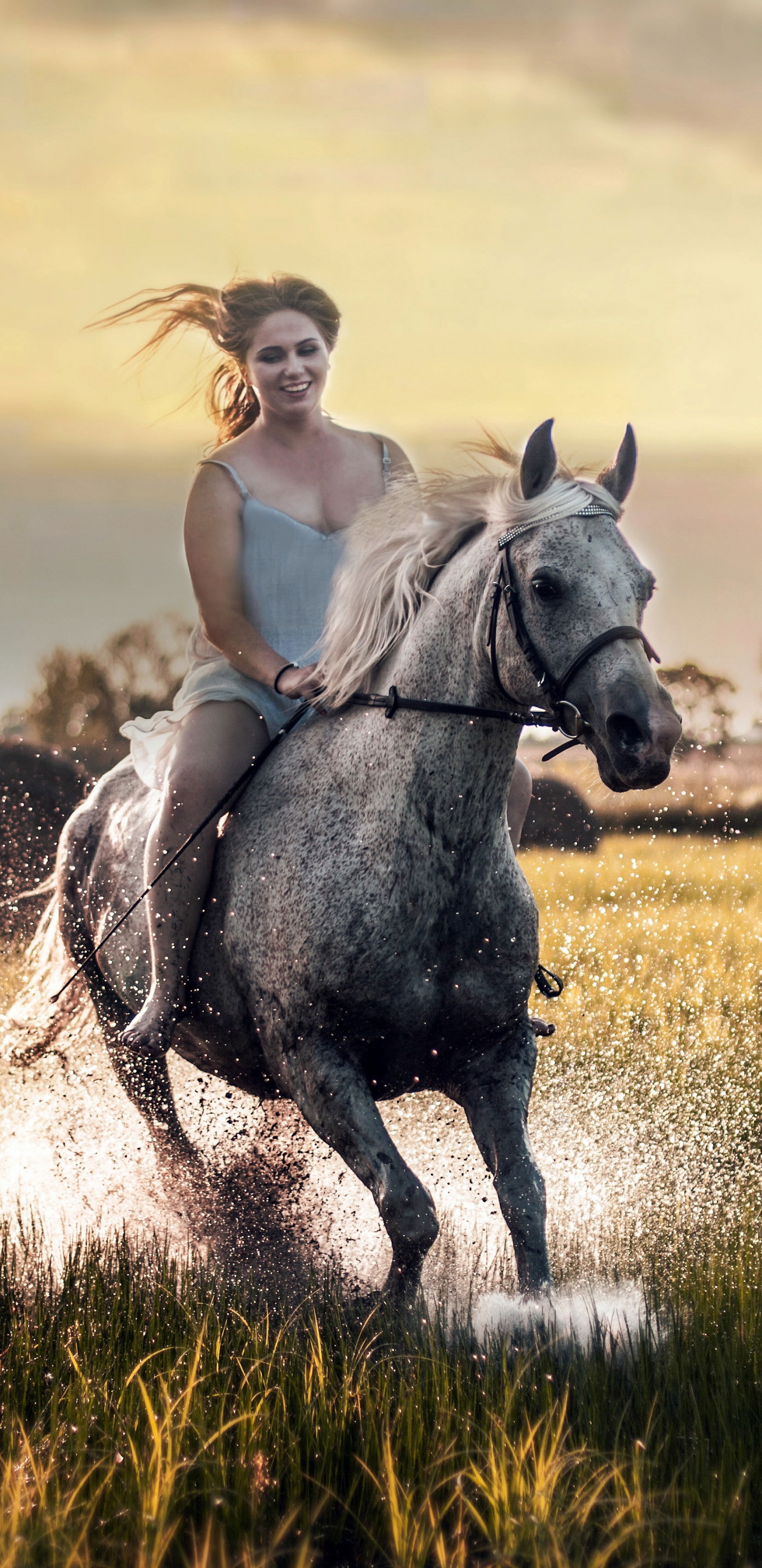 Mujer en Camiseta Blanca Cabalgando Sobre un Caballo Blanco en el Campo de Hierba Verde Durante el Día. Wallpaper in 1440x2960 Resolution