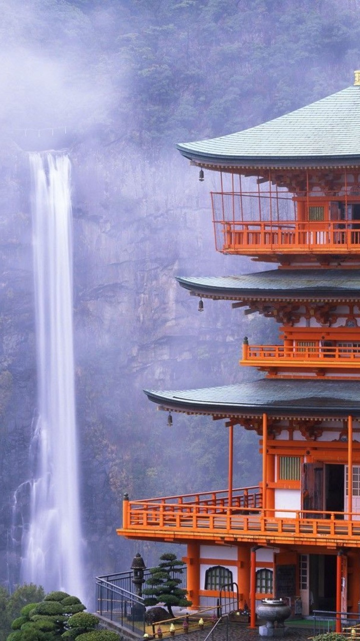 Braunes Und Weißes Betongebäude in Der Nähe Eines Wasserbrunnens. Wallpaper in 720x1280 Resolution