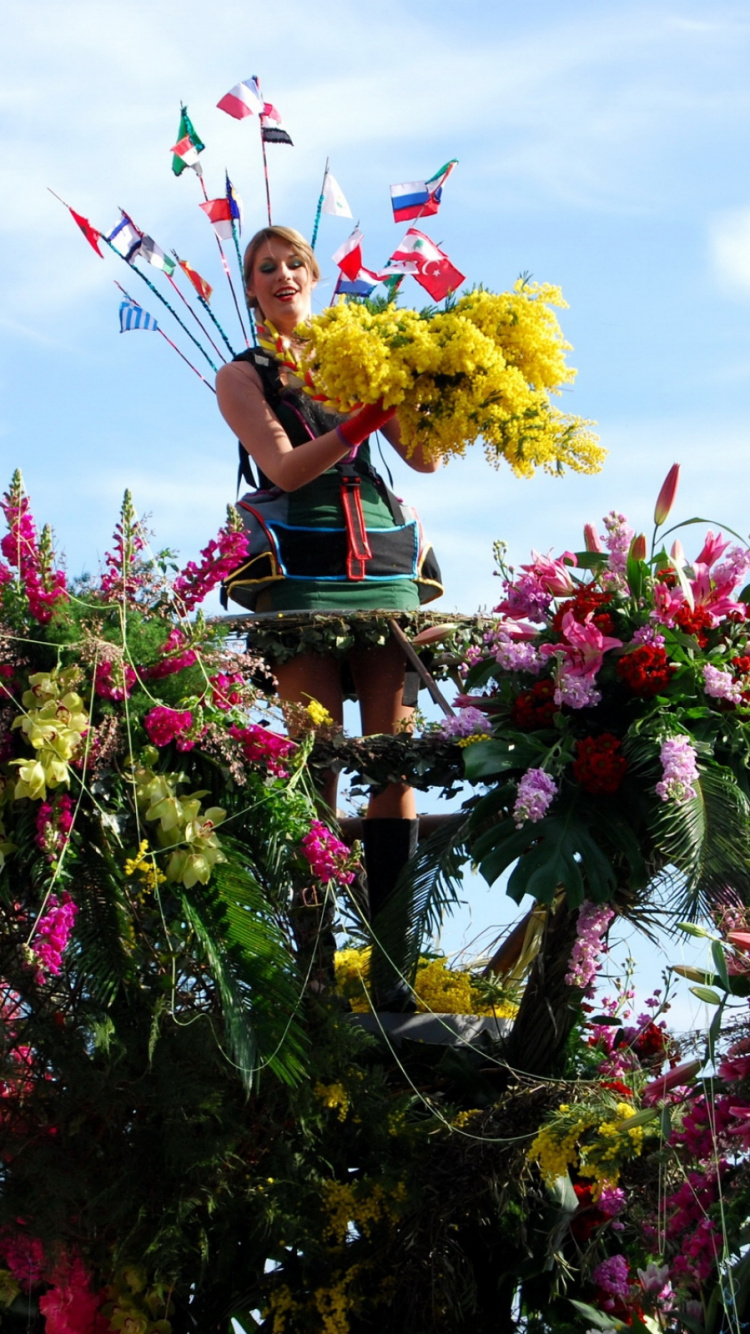Fleurs Rouges et Jaunes Sur Boîte en Bois Marron. Wallpaper in 750x1334 Resolution