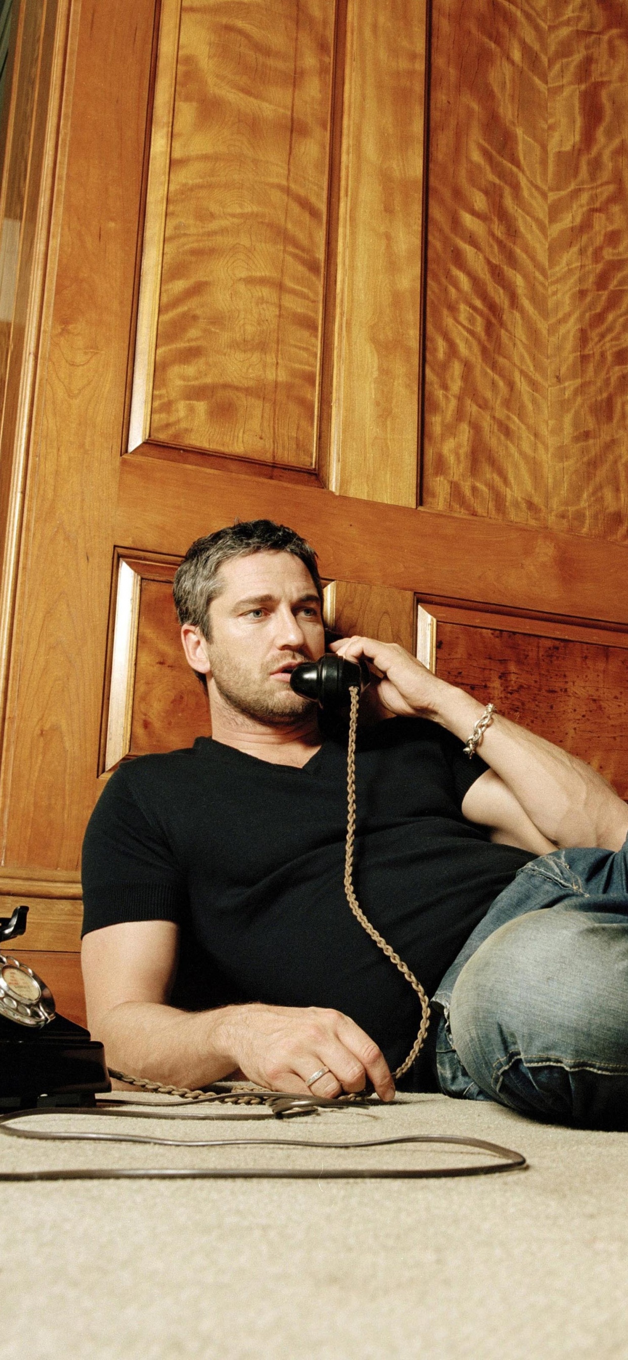 Gerard Butler, Berühmtheit, Schauspieler, Elektronisches Gerät, Audiogeräten. Wallpaper in 1242x2688 Resolution