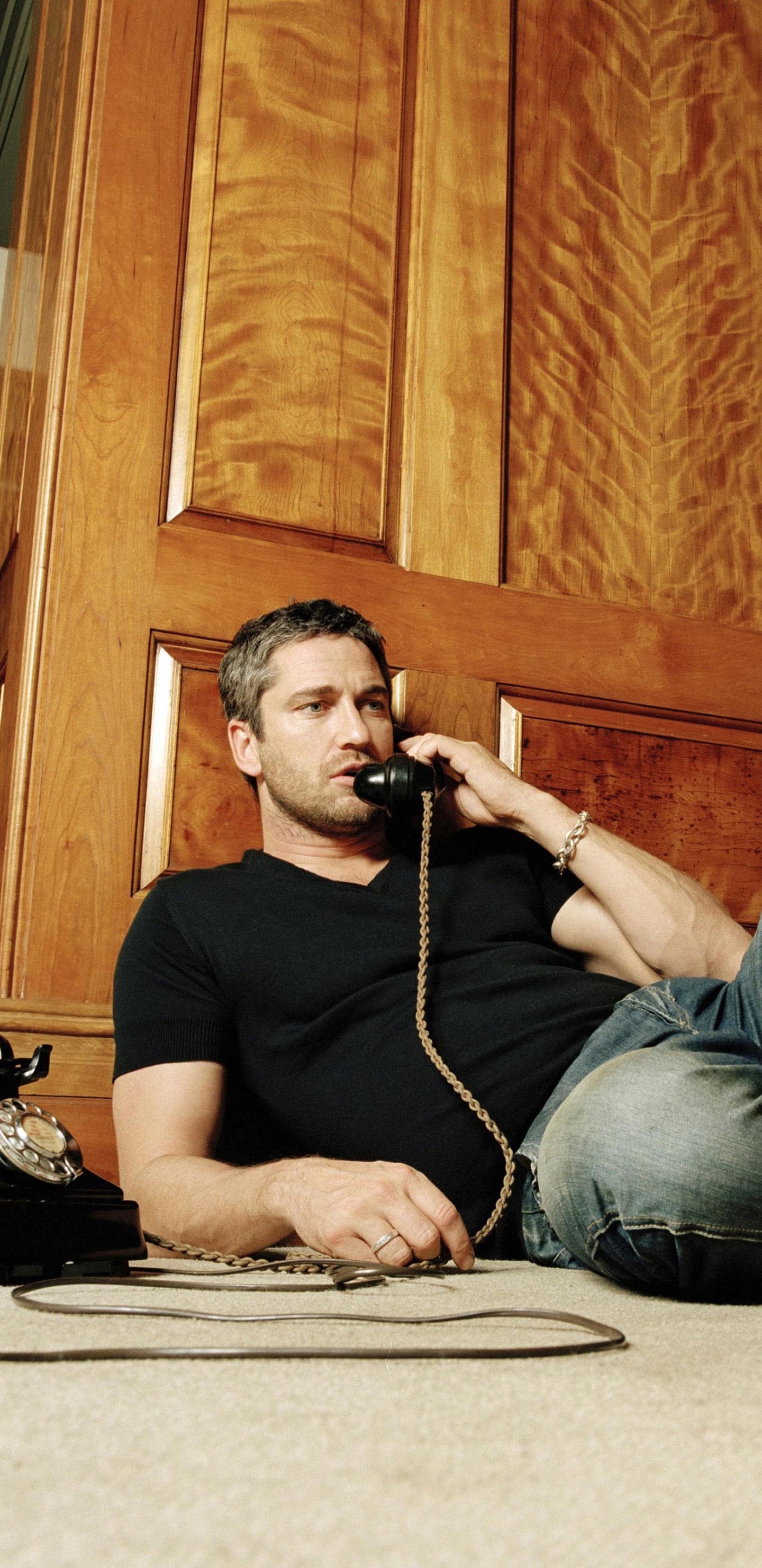 Gerard Butler, Berühmtheit, Schauspieler, Elektronisches Gerät, Audiogeräten. Wallpaper in 1440x2960 Resolution