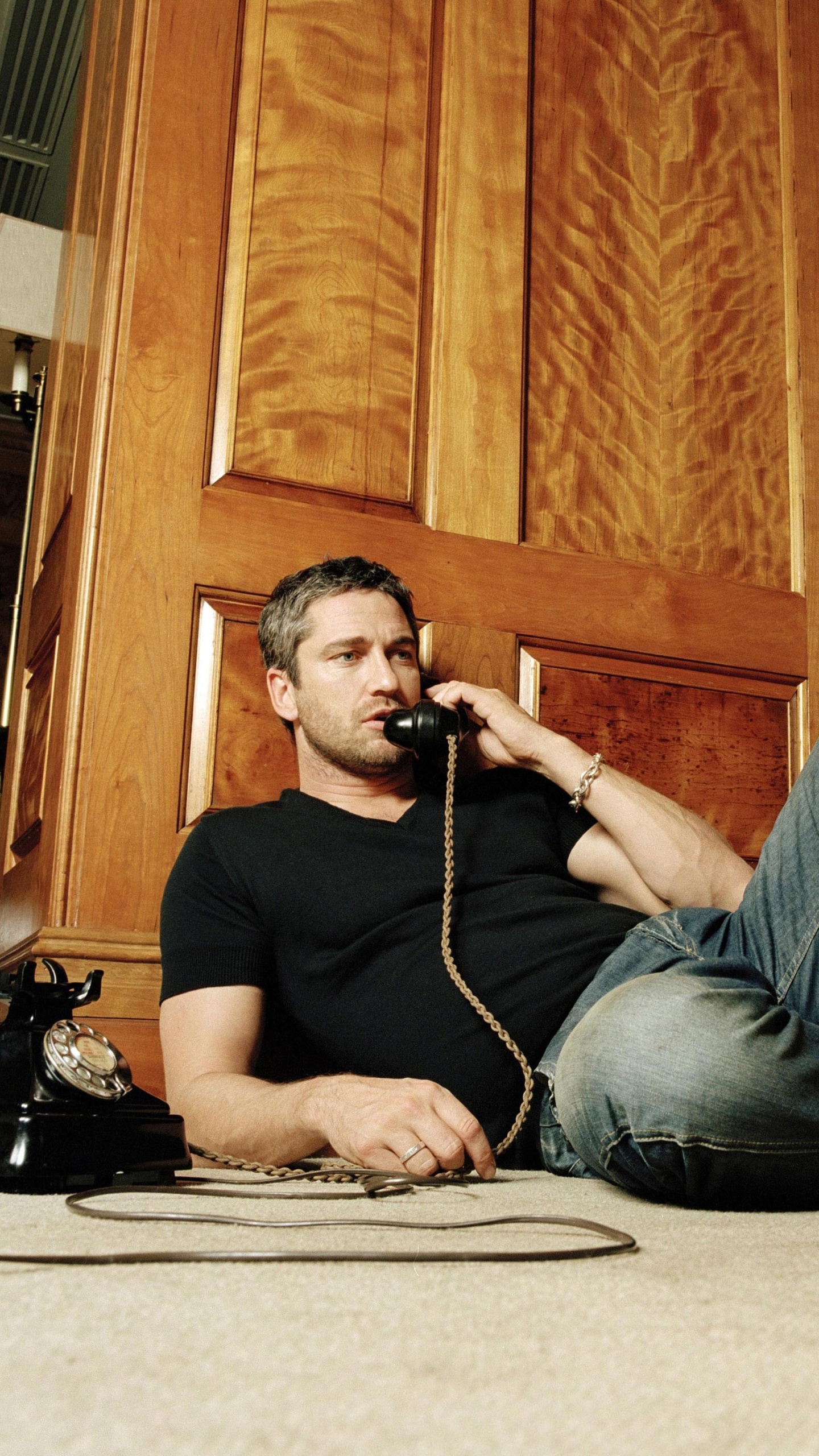 Gerard Butler, Celebrity, Actor, Electronic Device, Audio Equipment. Wallpaper in 1440x2560 Resolution