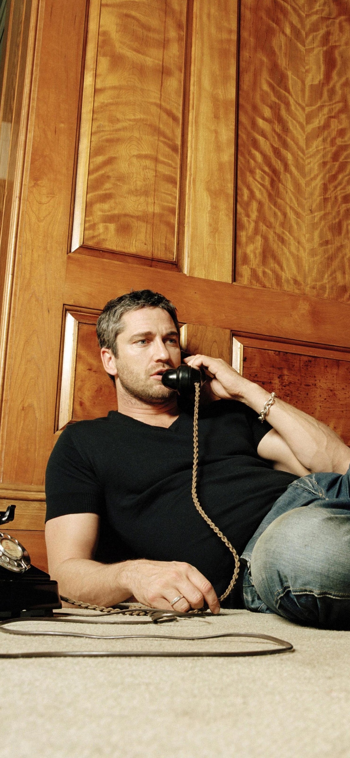 Gerard Butler, la Celebridad, Actor, Dispositivo Electrónico, Equipo de Audio. Wallpaper in 1125x2436 Resolution