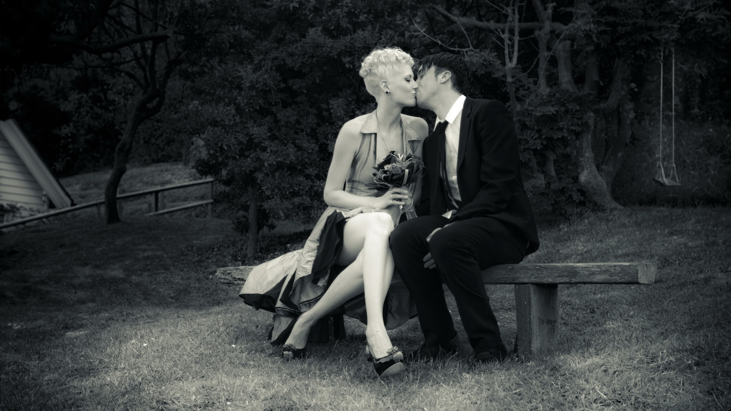 Kiss, Black, Sitting, Romance, Couple. Wallpaper in 2560x1440 Resolution