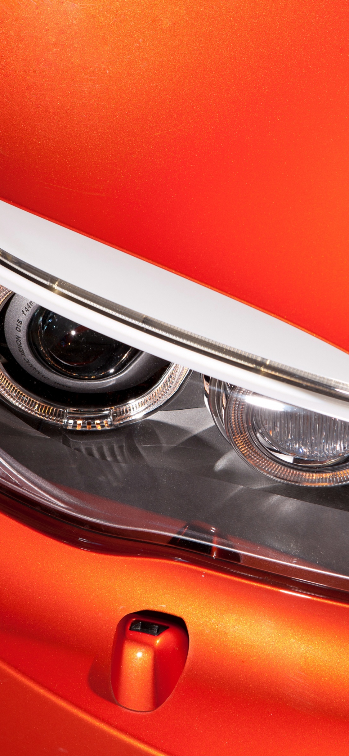 Voiture Orange Avec Roue Avant Chromée. Wallpaper in 1125x2436 Resolution