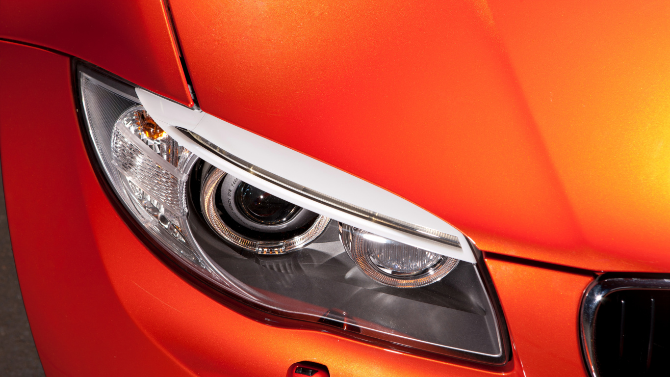 Voiture Orange Avec Roue Avant Chromée. Wallpaper in 1366x768 Resolution