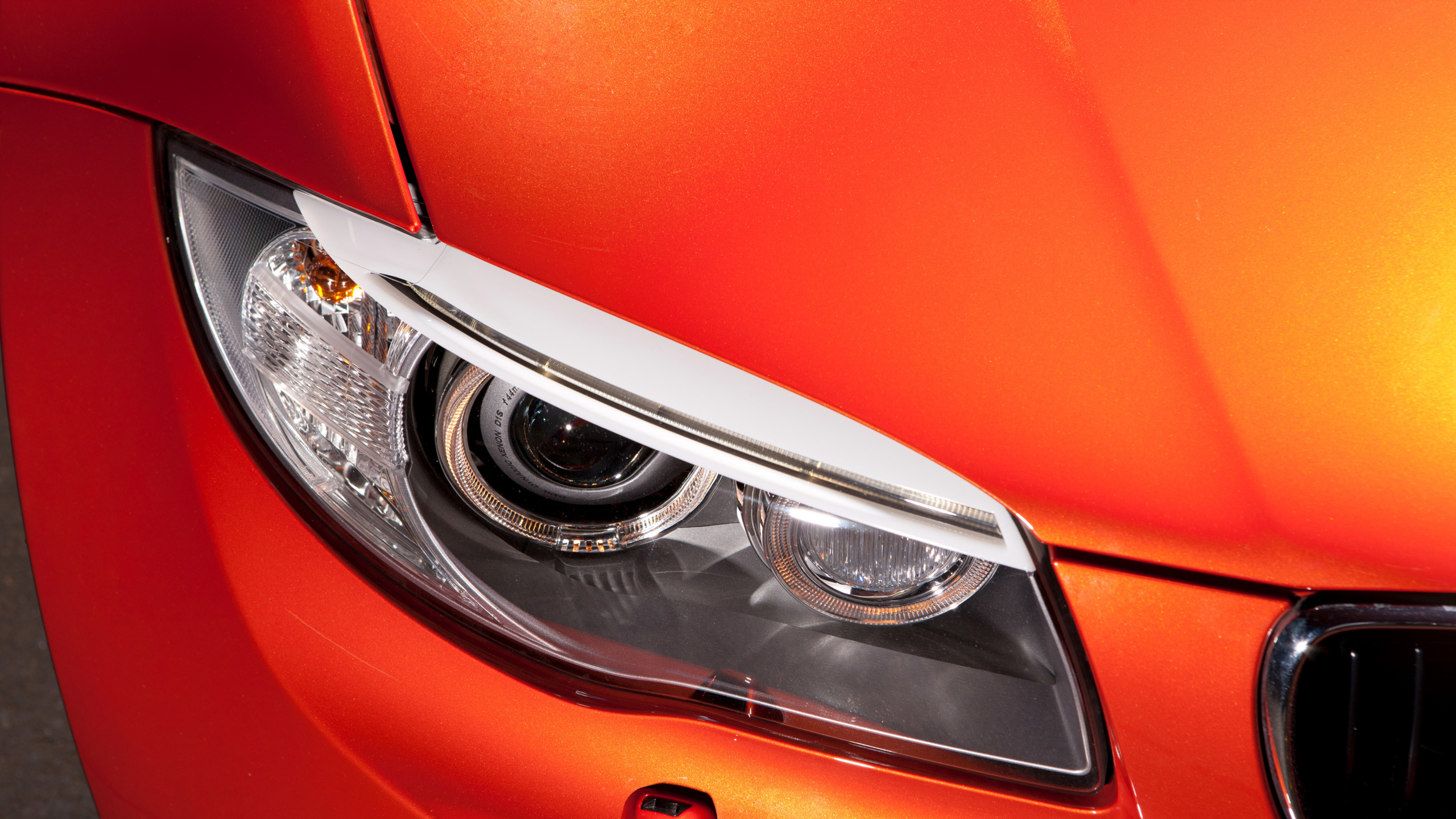 Voiture Orange Avec Roue Avant Chromée. Wallpaper in 2560x1440 Resolution