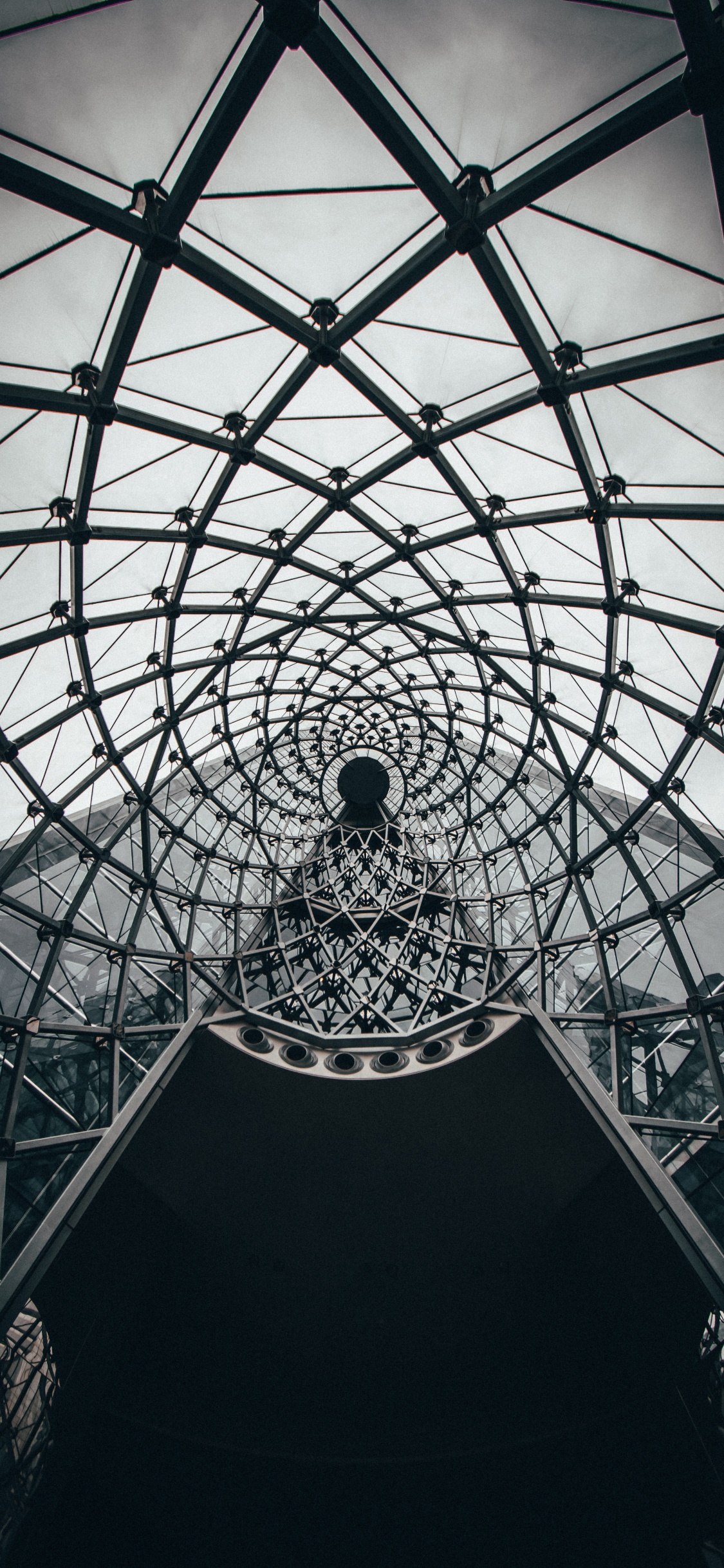 Weiße Und Schwarze Kuppeldecke. Wallpaper in 1125x2436 Resolution