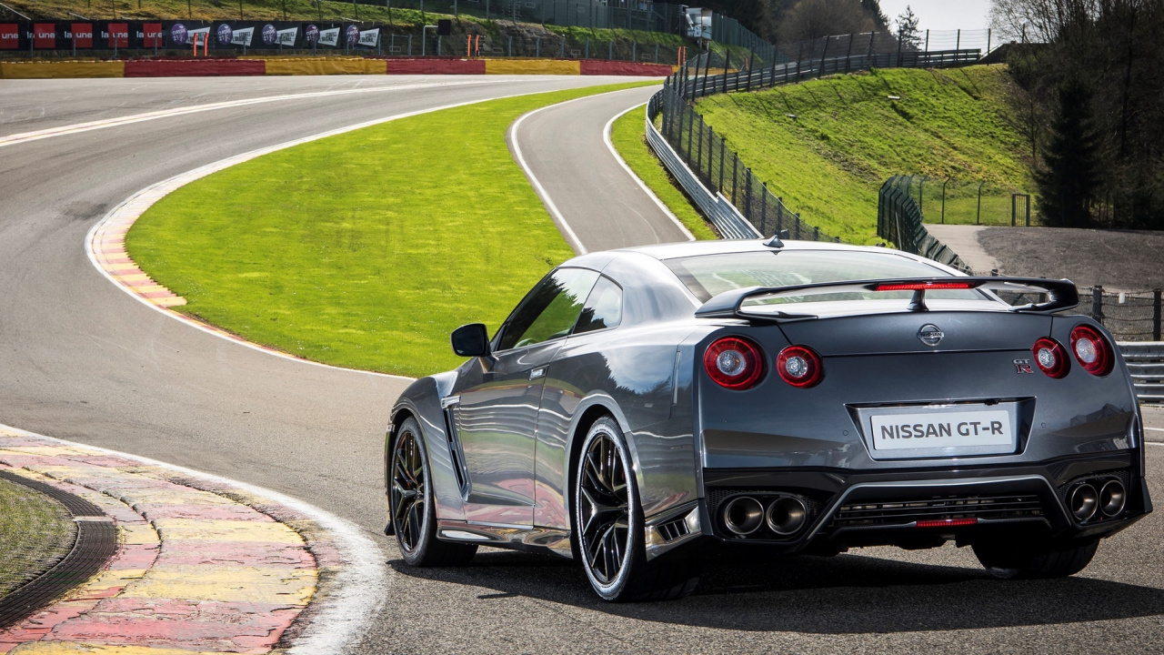 Schwarzer Porsche 911 Tagsüber Unterwegs. Wallpaper in 1280x720 Resolution