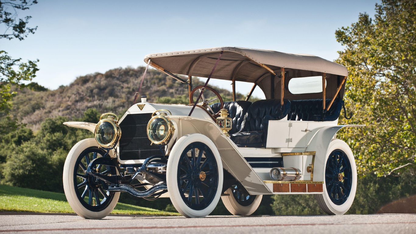 Mann Und Frau Fahren Tagsüber Auf Einem Oldtimer. Wallpaper in 1366x768 Resolution