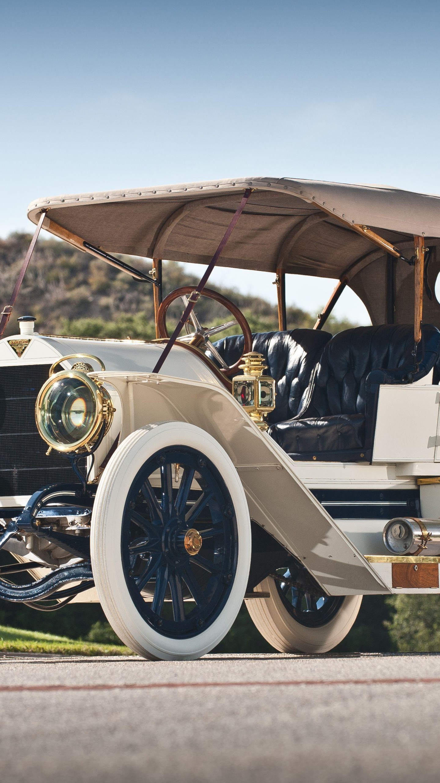 Mann Und Frau Fahren Tagsüber Auf Einem Oldtimer. Wallpaper in 1440x2560 Resolution