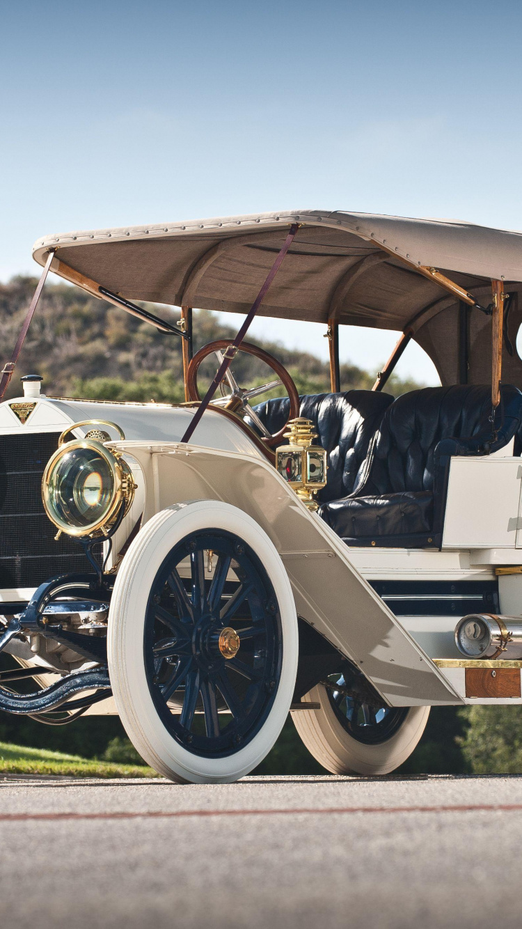 Mann Und Frau Fahren Tagsüber Auf Einem Oldtimer. Wallpaper in 750x1334 Resolution