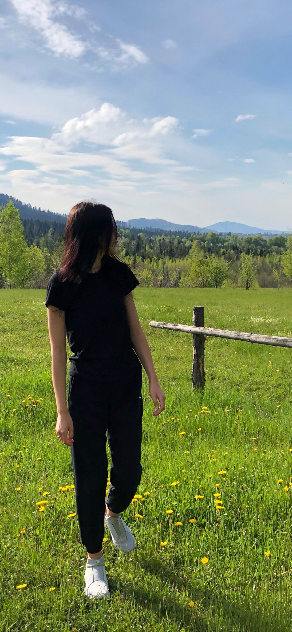 Grünland, Natürlichen Umgebung, Weide, Menschen in Der Natur, Feld. Wallpaper in 1242x2688 Resolution