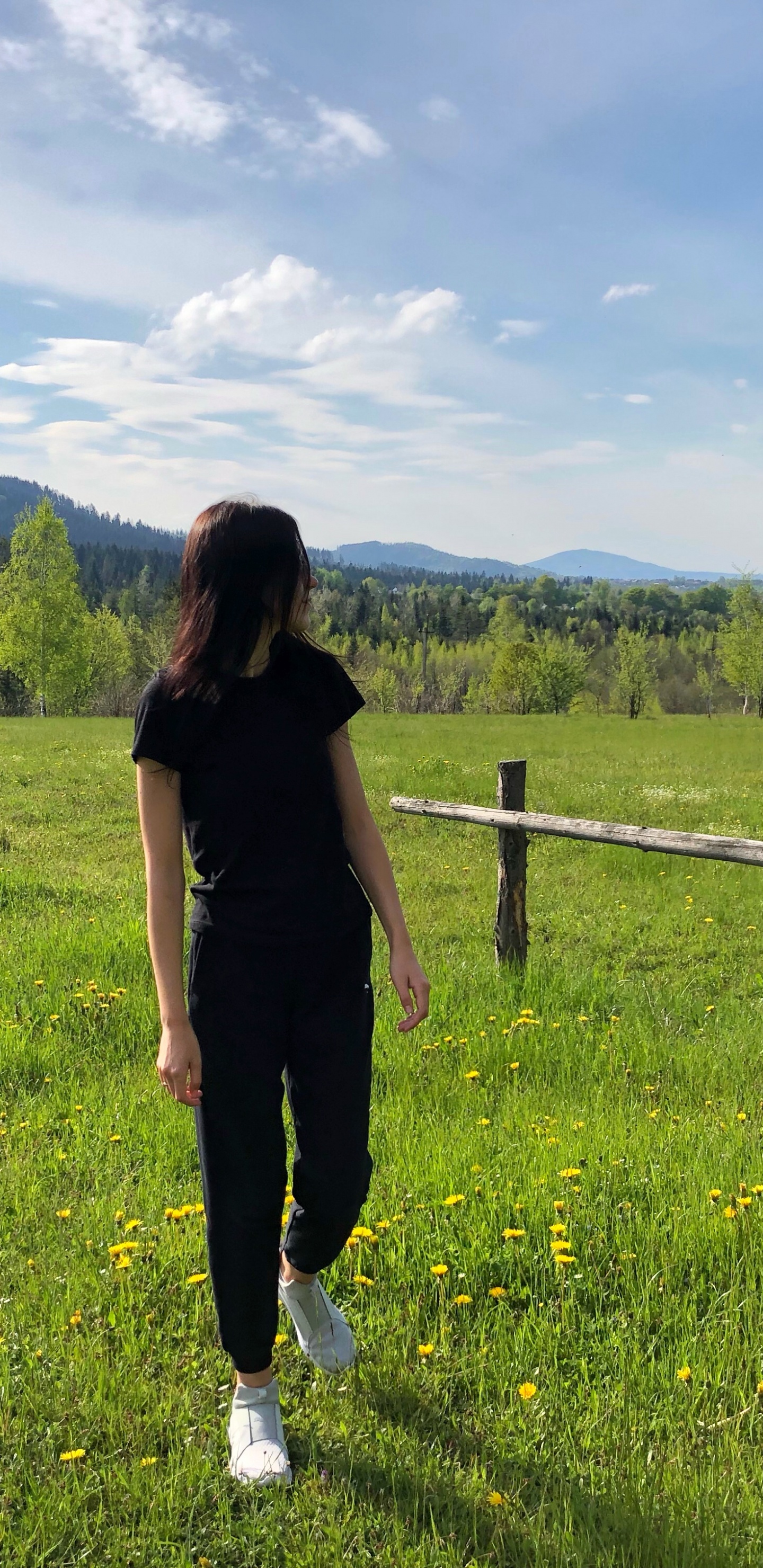 Grünland, Natürlichen Umgebung, Weide, Menschen in Der Natur, Feld. Wallpaper in 1440x2960 Resolution