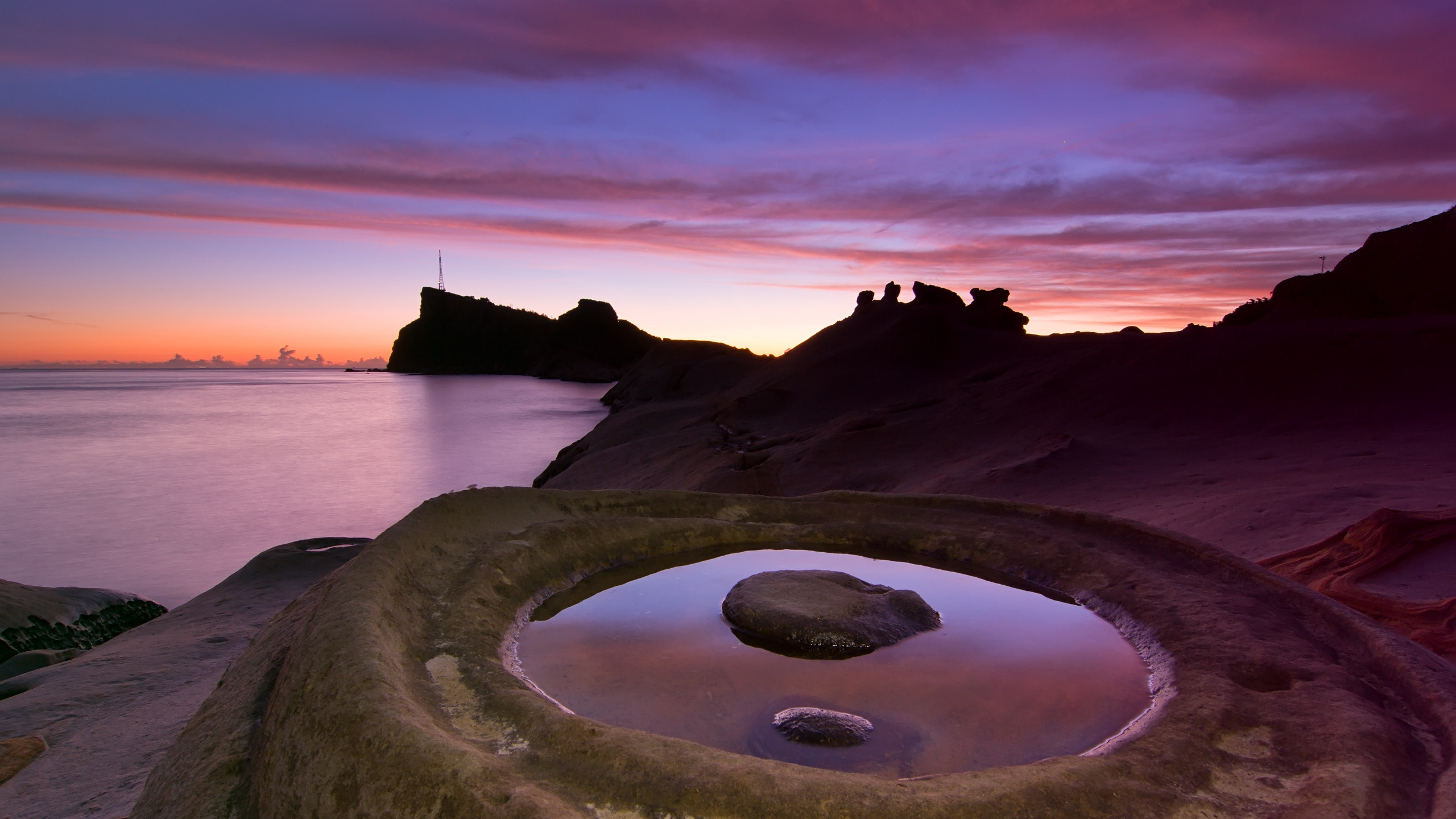 Black Rock Formation on Body of Water During Daytime. Wallpaper in 2560x1440 Resolution