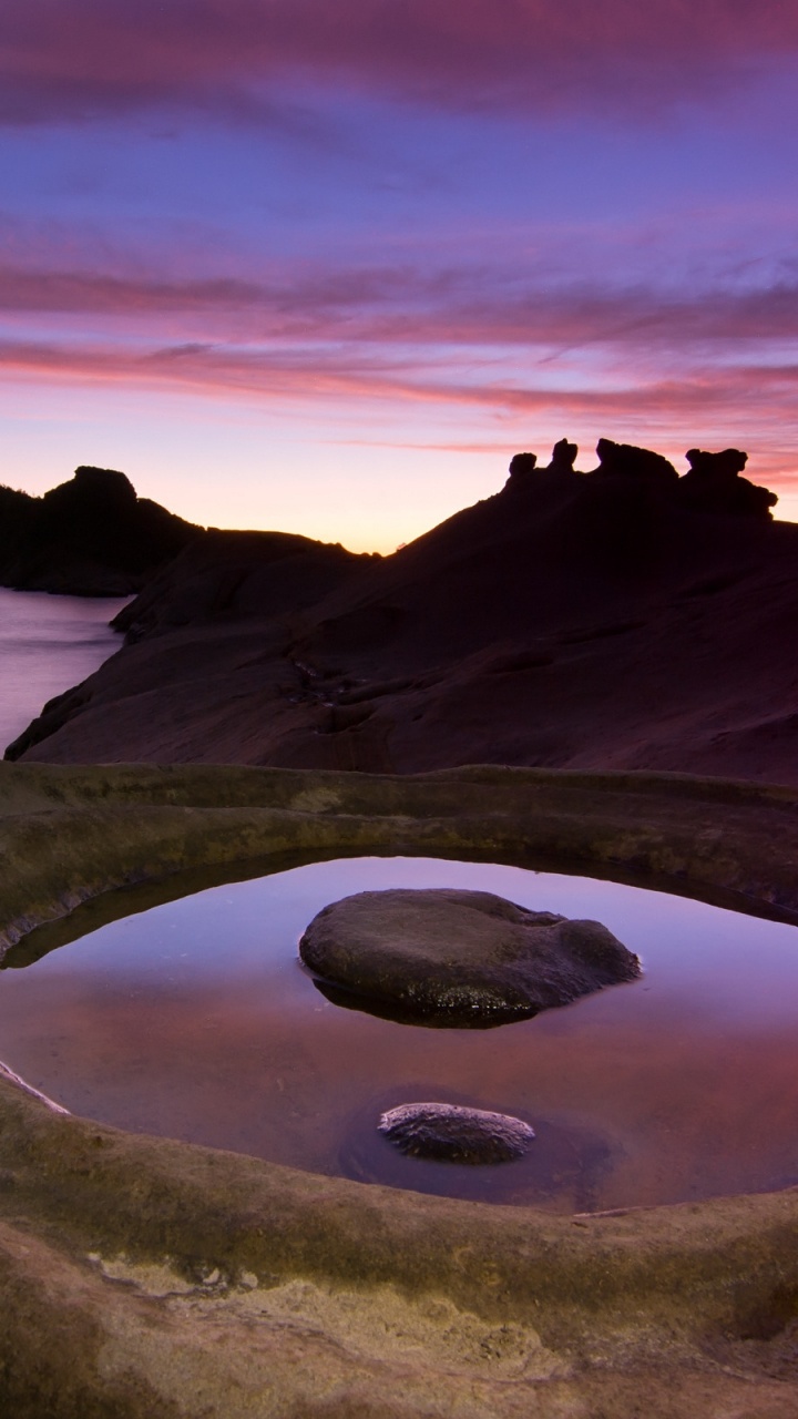 Formation de Roche Noire Sur le Plan D'eau Pendant la Journée. Wallpaper in 720x1280 Resolution