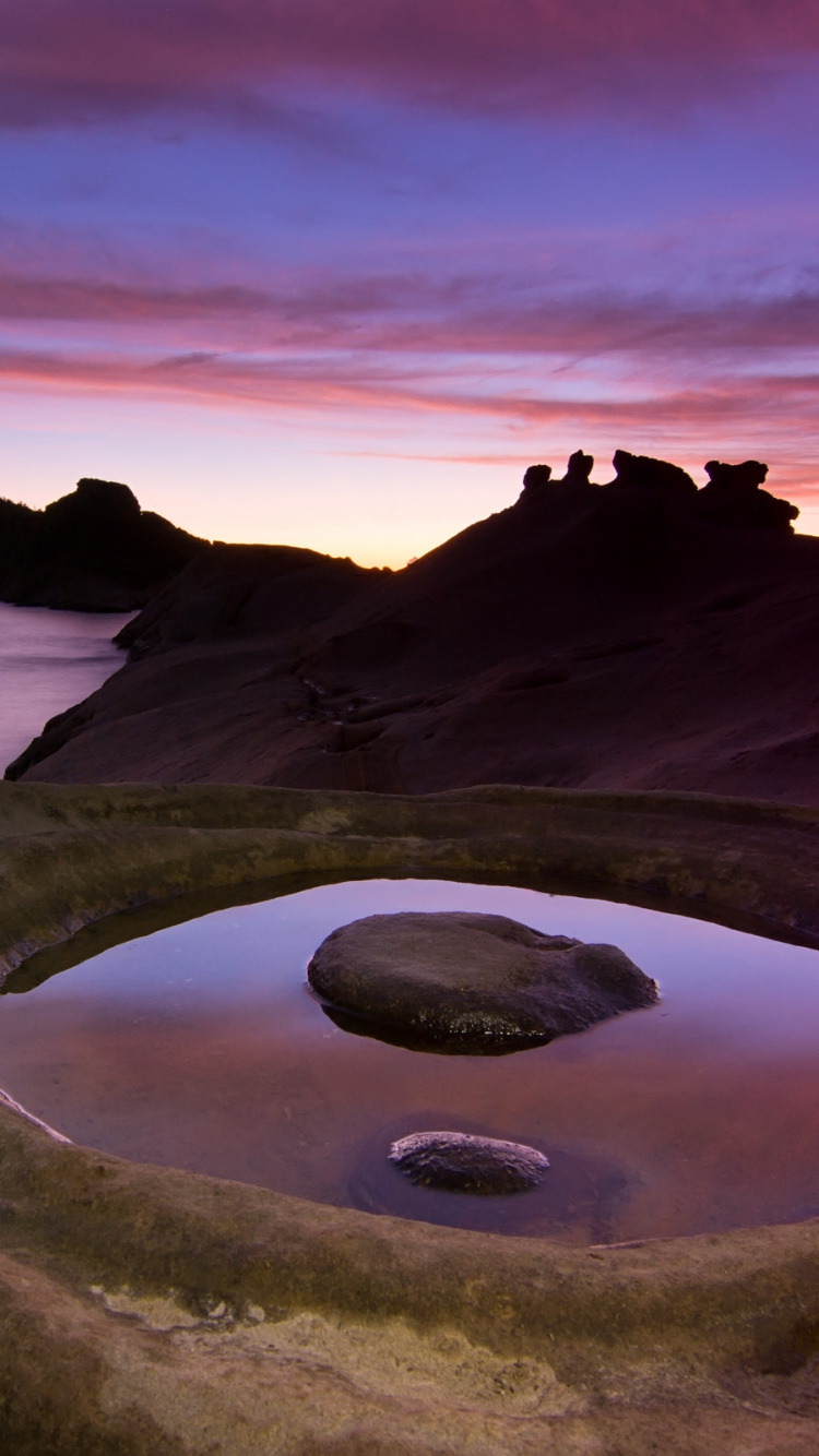 Formation de Roche Noire Sur le Plan D'eau Pendant la Journée. Wallpaper in 750x1334 Resolution