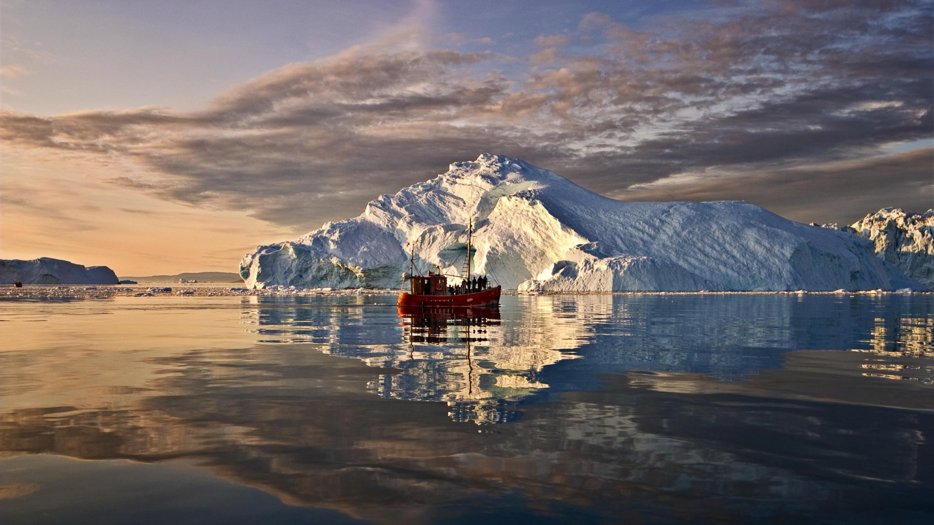 Weißes Und Braunes Haus Auf Schneebedecktem Boden in Der Nähe Von Gewässern. Wallpaper in 1920x1080 Resolution