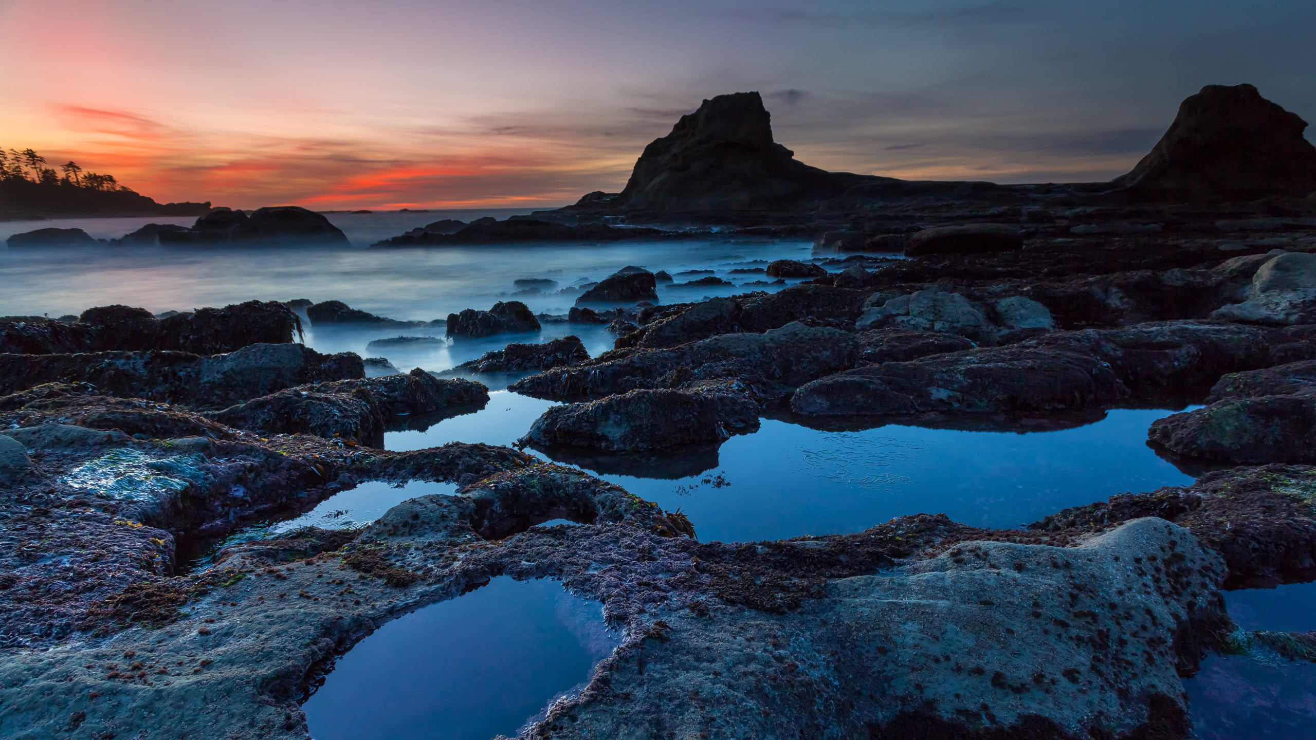 Rocky Shore Under Cloudy Sky During Daytime. Wallpaper in 2560x1440 Resolution