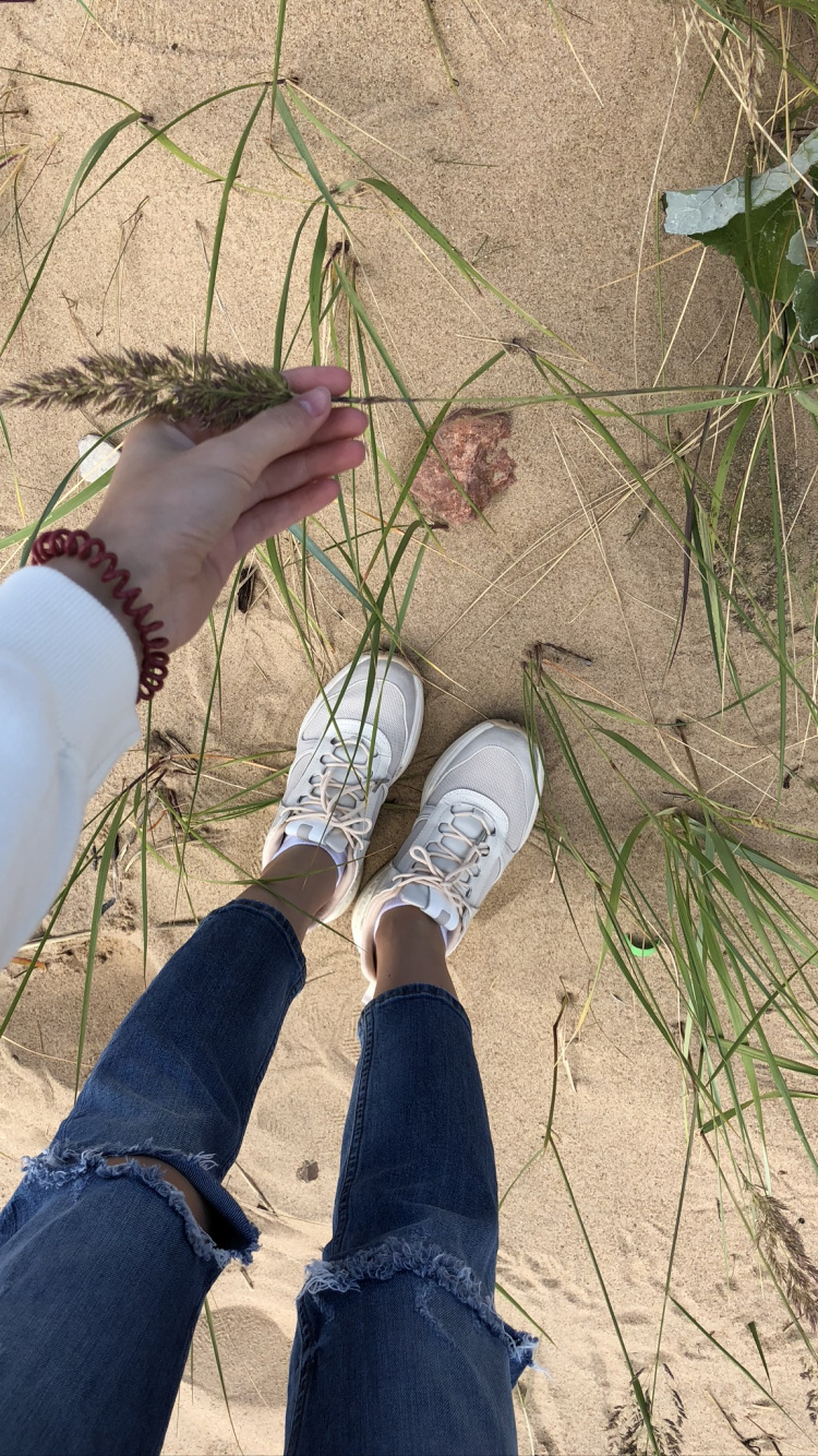 Gras, Bein, Menschlichen Bein, Joint, Menschen in Der Natur. Wallpaper in 750x1334 Resolution