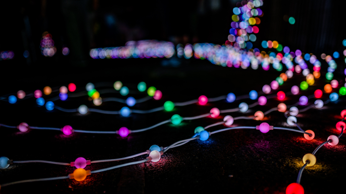 Guirlandes Lumineuses Bleu Rose et Jaune. Wallpaper in 1366x768 Resolution