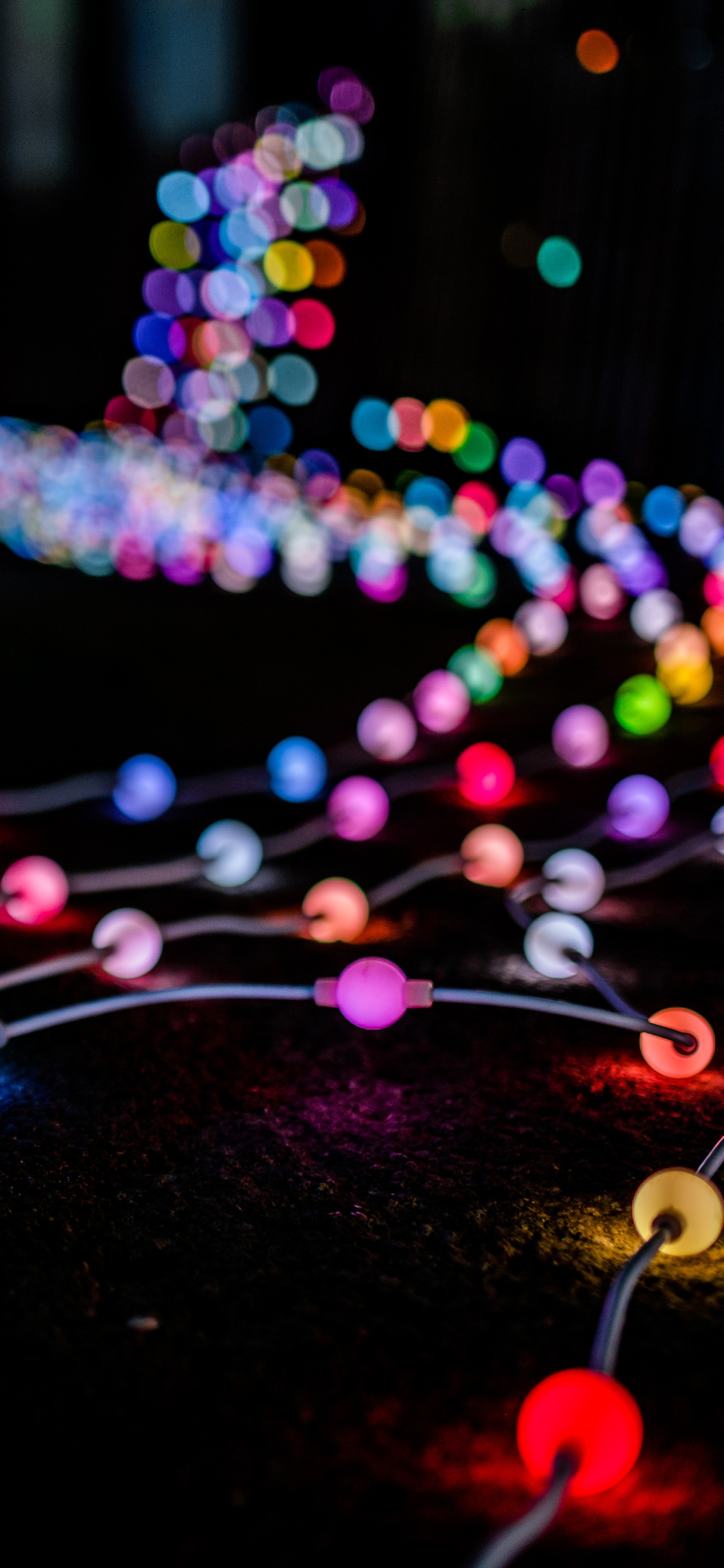 Blaue Rosa Und Gelbe Lichterketten. Wallpaper in 1125x2436 Resolution