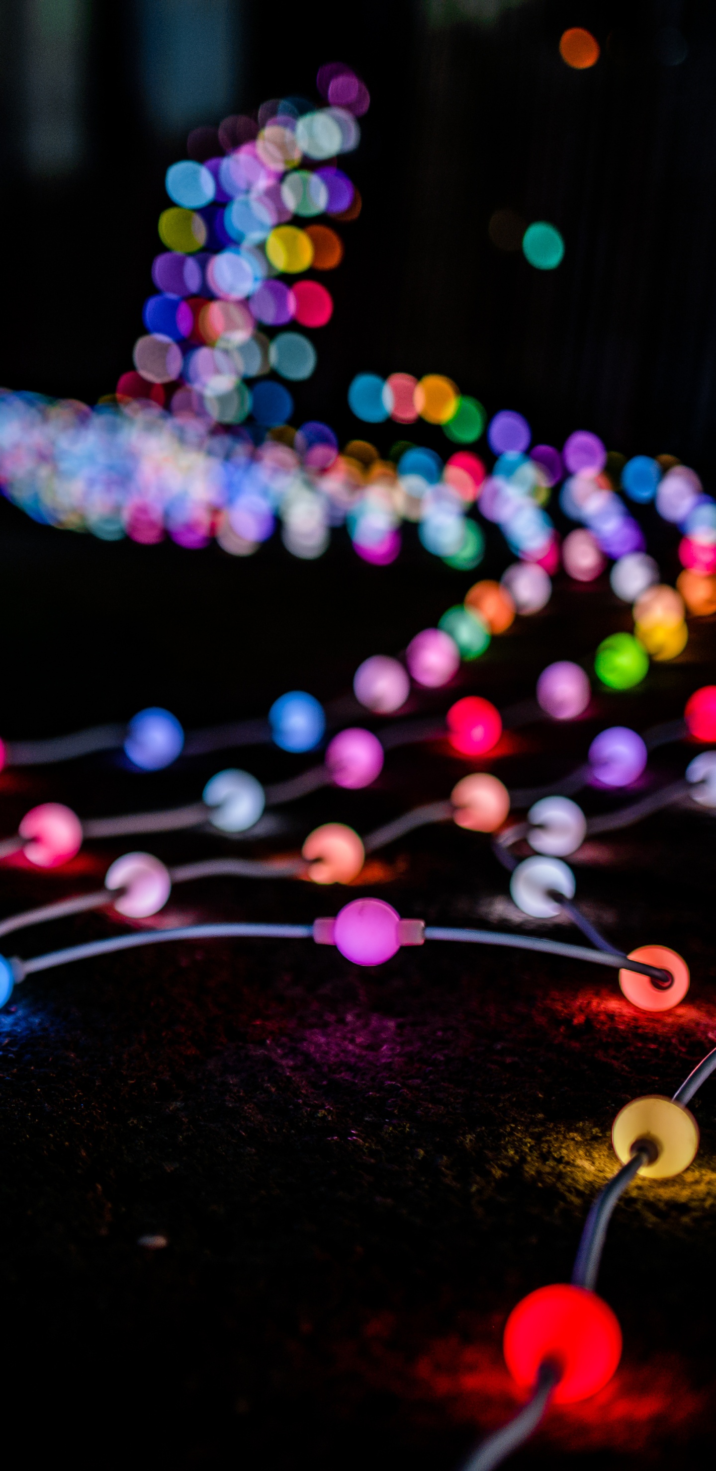 Blaue Rosa Und Gelbe Lichterketten. Wallpaper in 1440x2960 Resolution