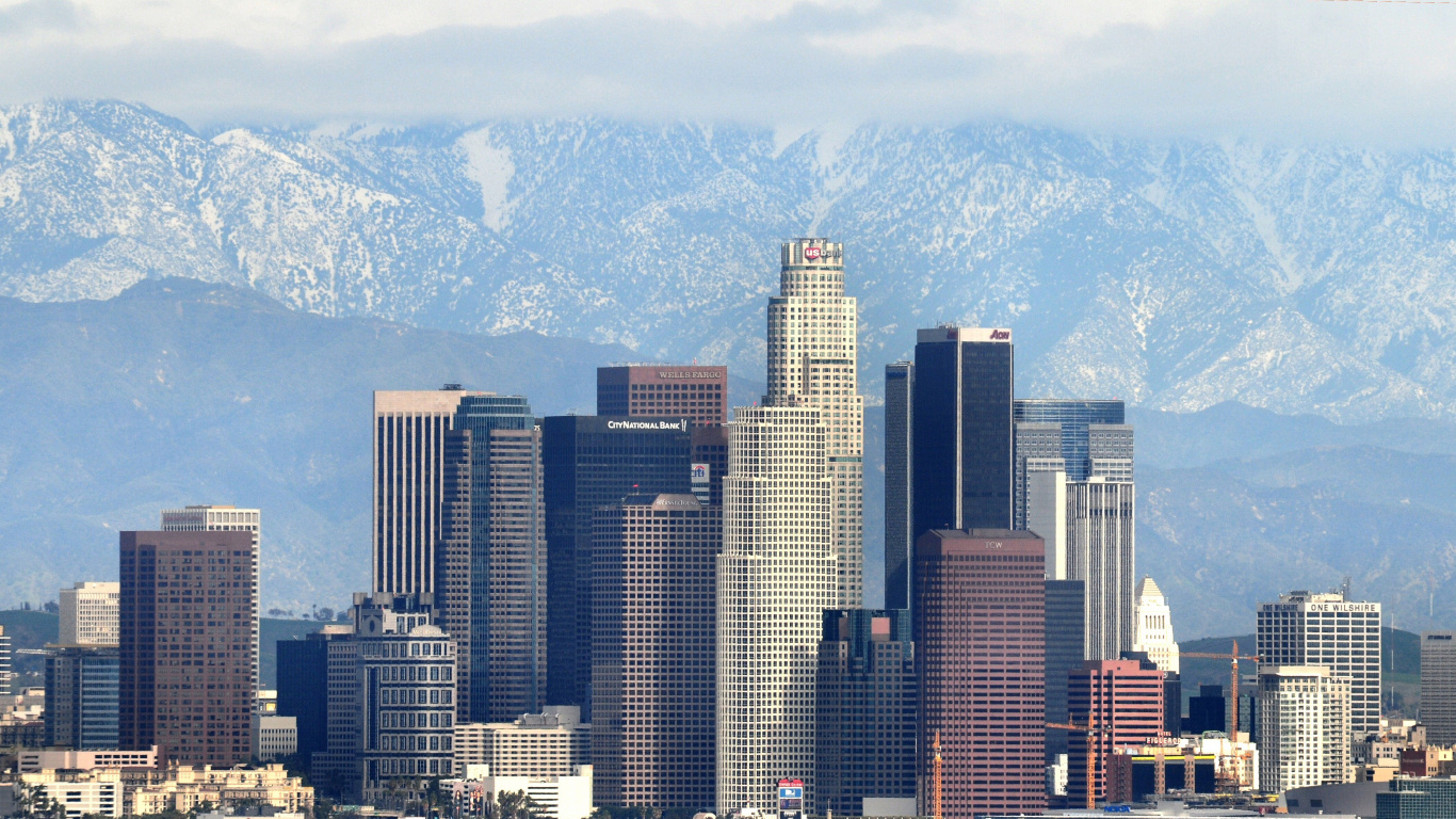 Edificios de Gran Altura Cerca de la Montaña Durante el Día. Wallpaper in 1366x768 Resolution