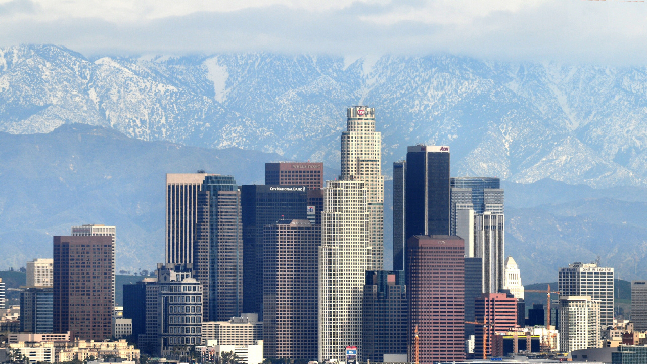 Hochhäuser in Der Nähe Des Berges Tagsüber. Wallpaper in 1280x720 Resolution