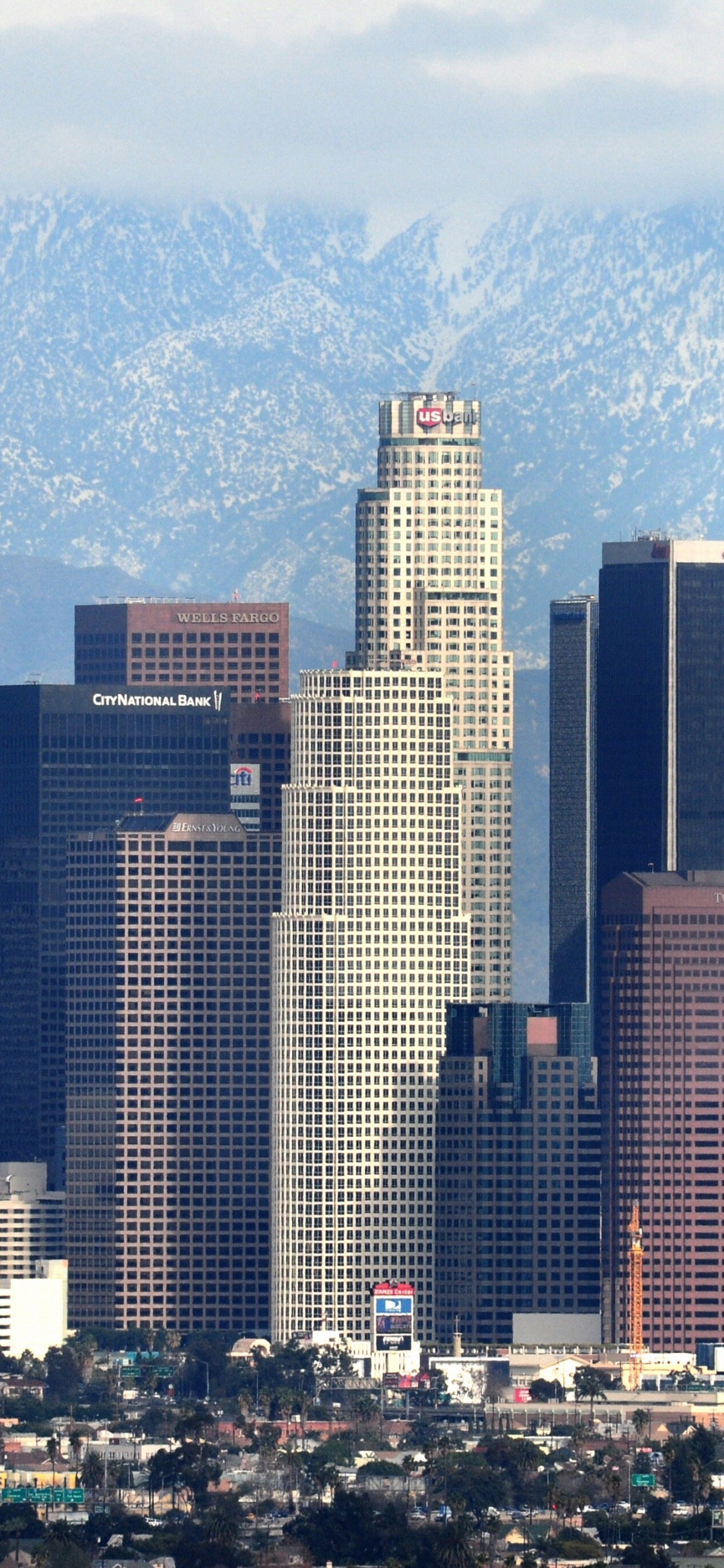 Immeubles de Grande Hauteur Près de la Montagne Pendant la Journée. Wallpaper in 1125x2436 Resolution