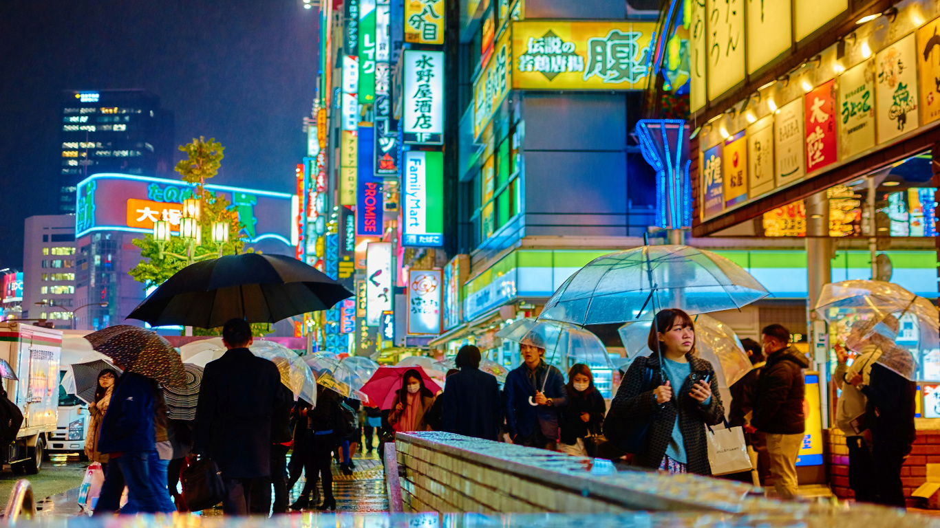 Personnes Marchant Dans la Rue Pendant la Nuit. Wallpaper in 1366x768 Resolution