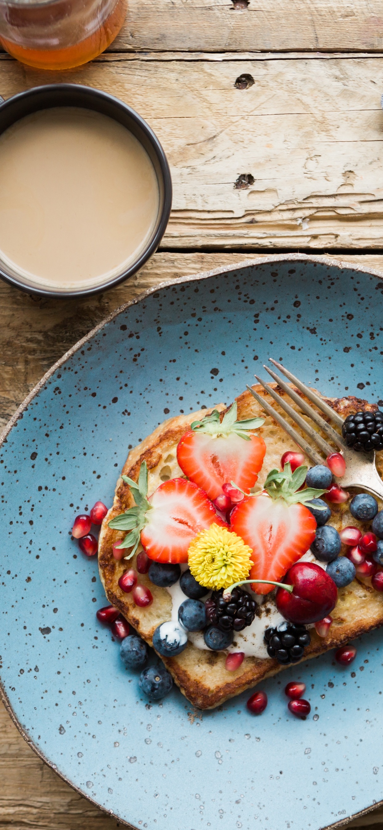 Pizza en Rodajas Sobre Placa de Cerámica Azul. Wallpaper in 1242x2688 Resolution