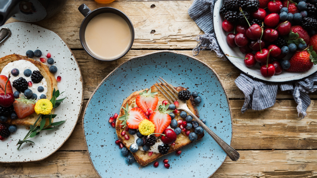 Geschnittene Pizza Auf Blauem Keramikteller. Wallpaper in 1280x720 Resolution