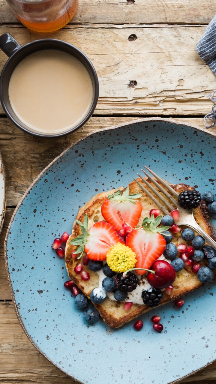 Geschnittene Pizza Auf Blauem Keramikteller. Wallpaper in 720x1280 Resolution