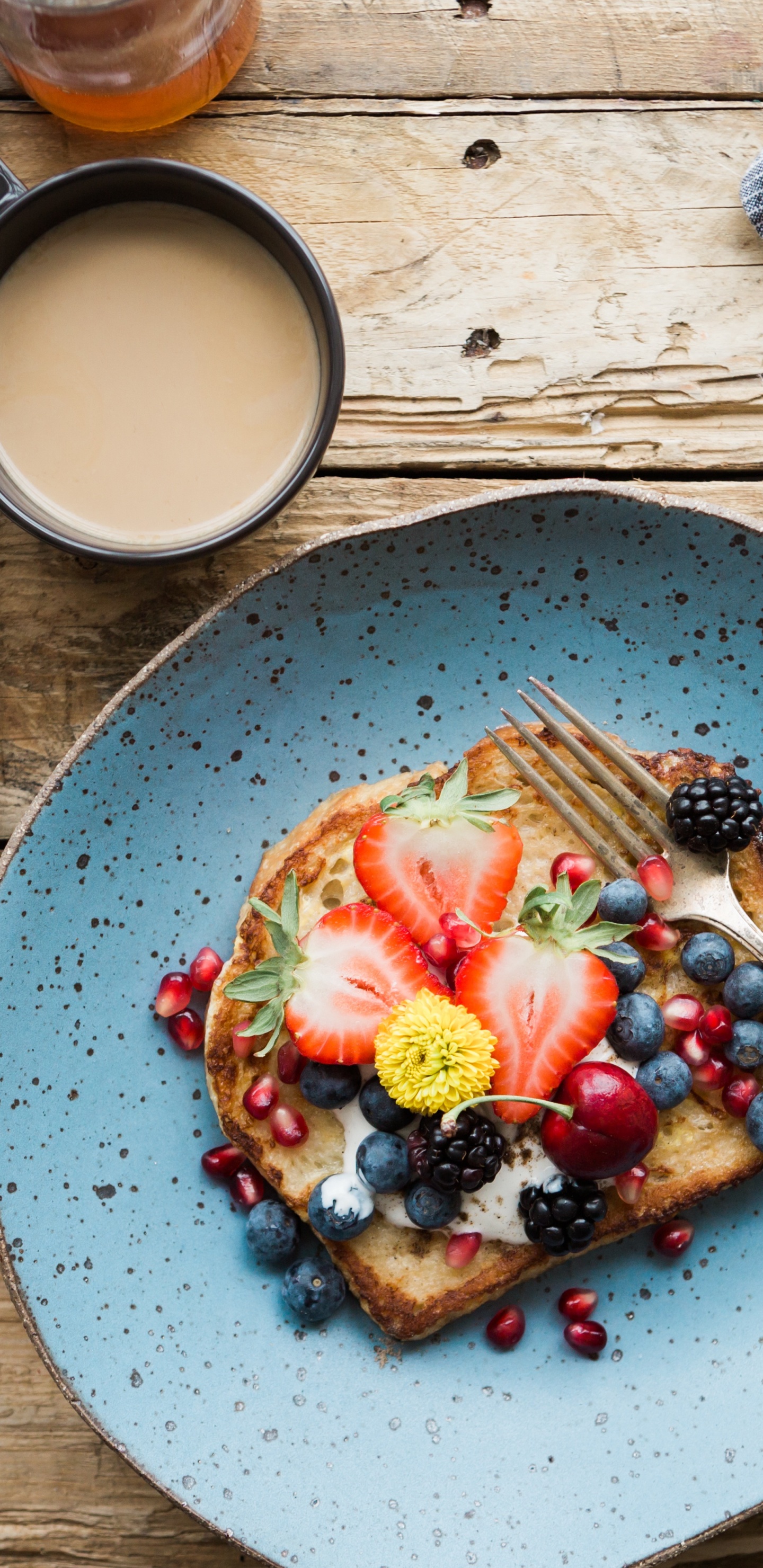 Pizza en Tranches Sur Plaque en Céramique Bleue. Wallpaper in 1440x2960 Resolution