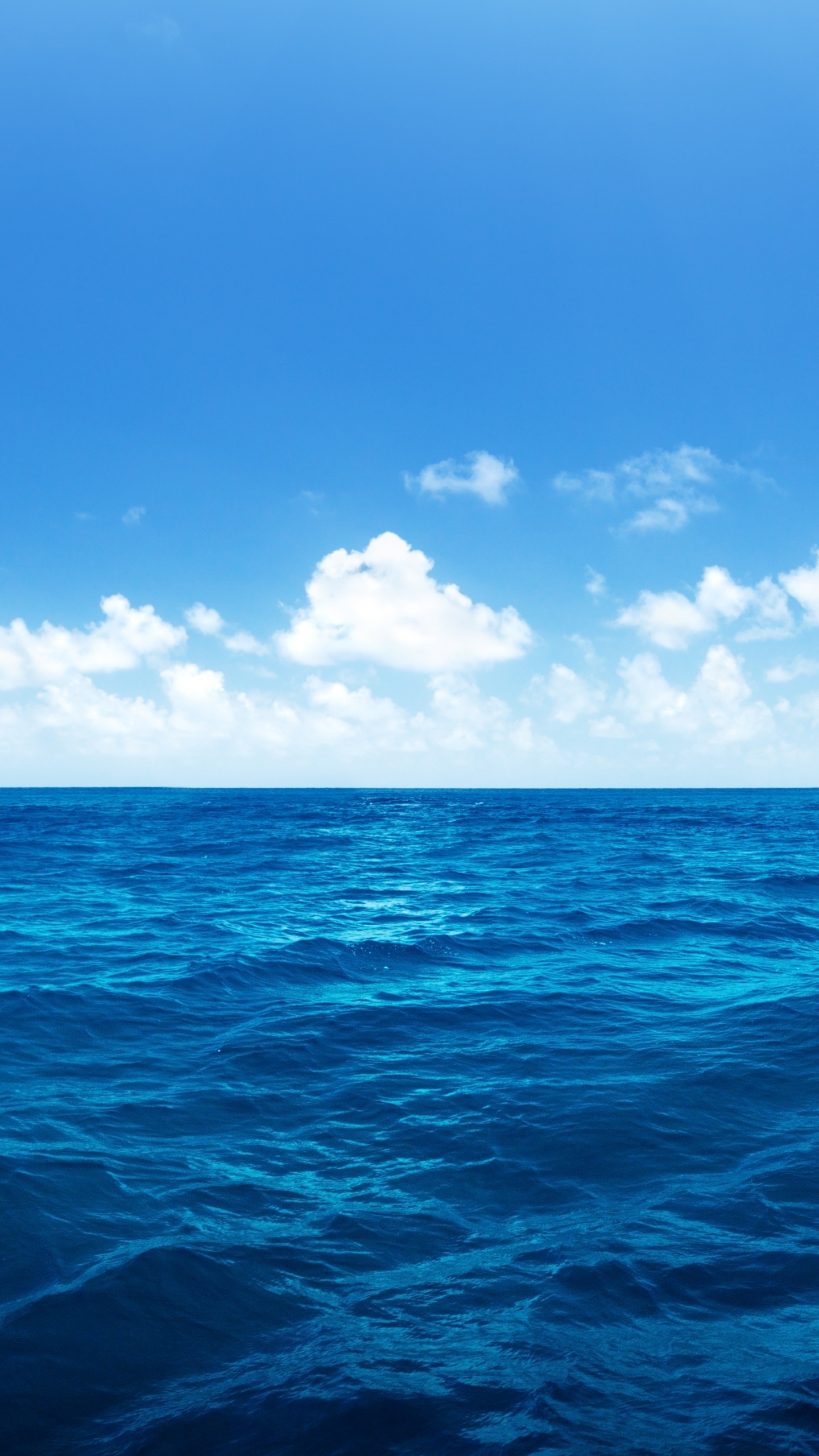 Océano Azul Bajo un Cielo Azul y Nubes Blancas Durante el Día. Wallpaper in 1440x2560 Resolution